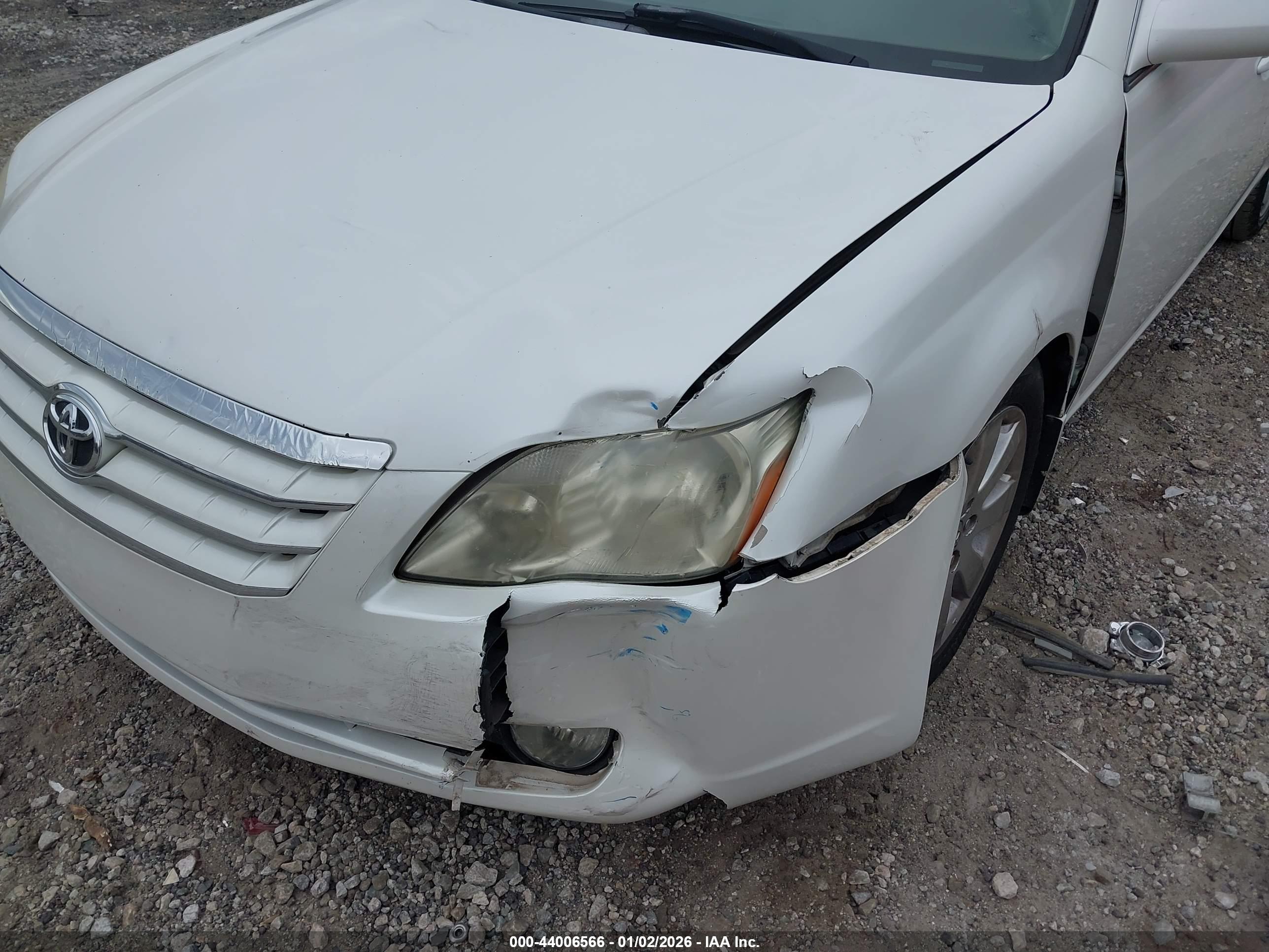 TOYOTA AVALON image 6
