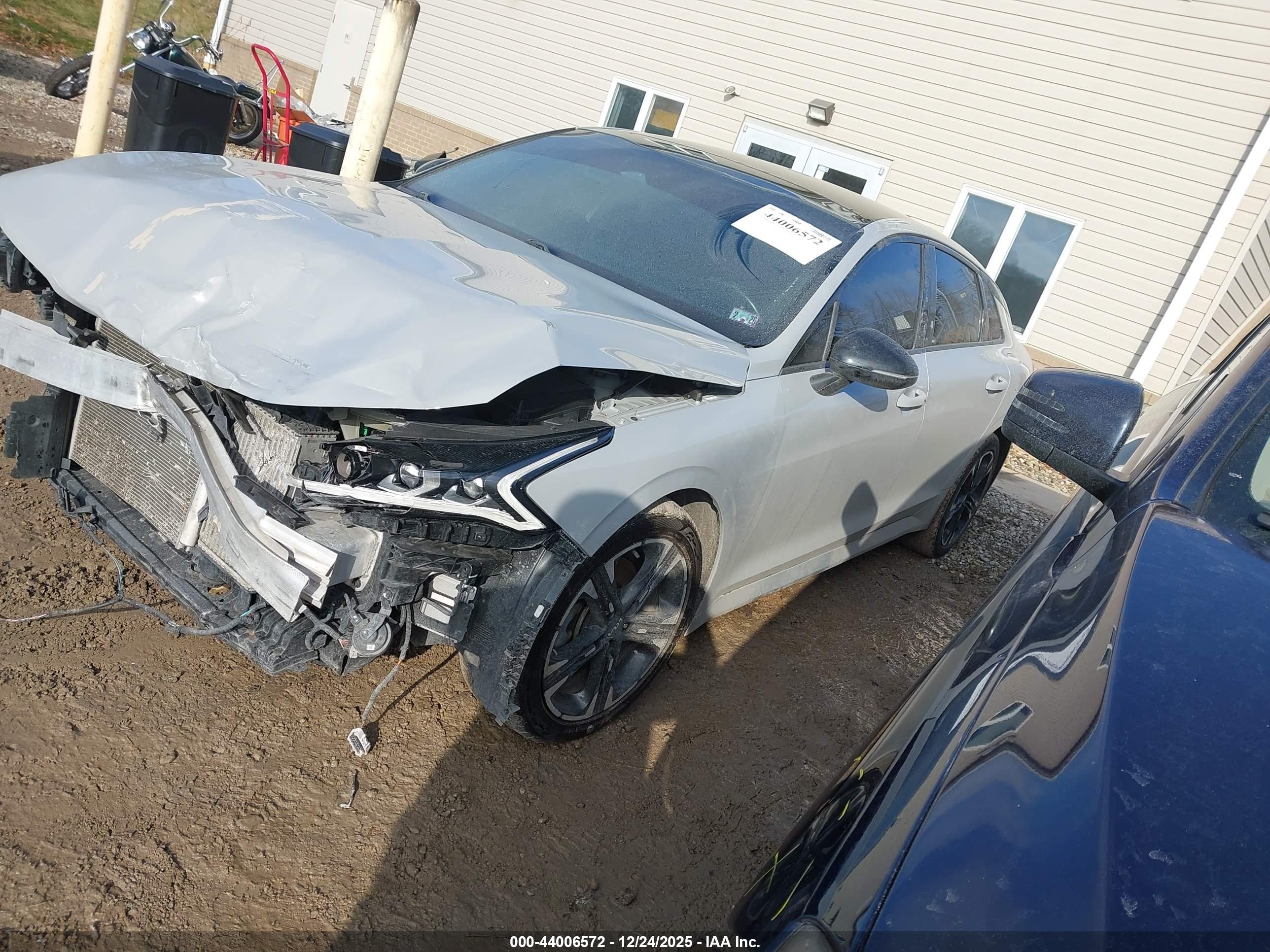 KIA K5 image 2
