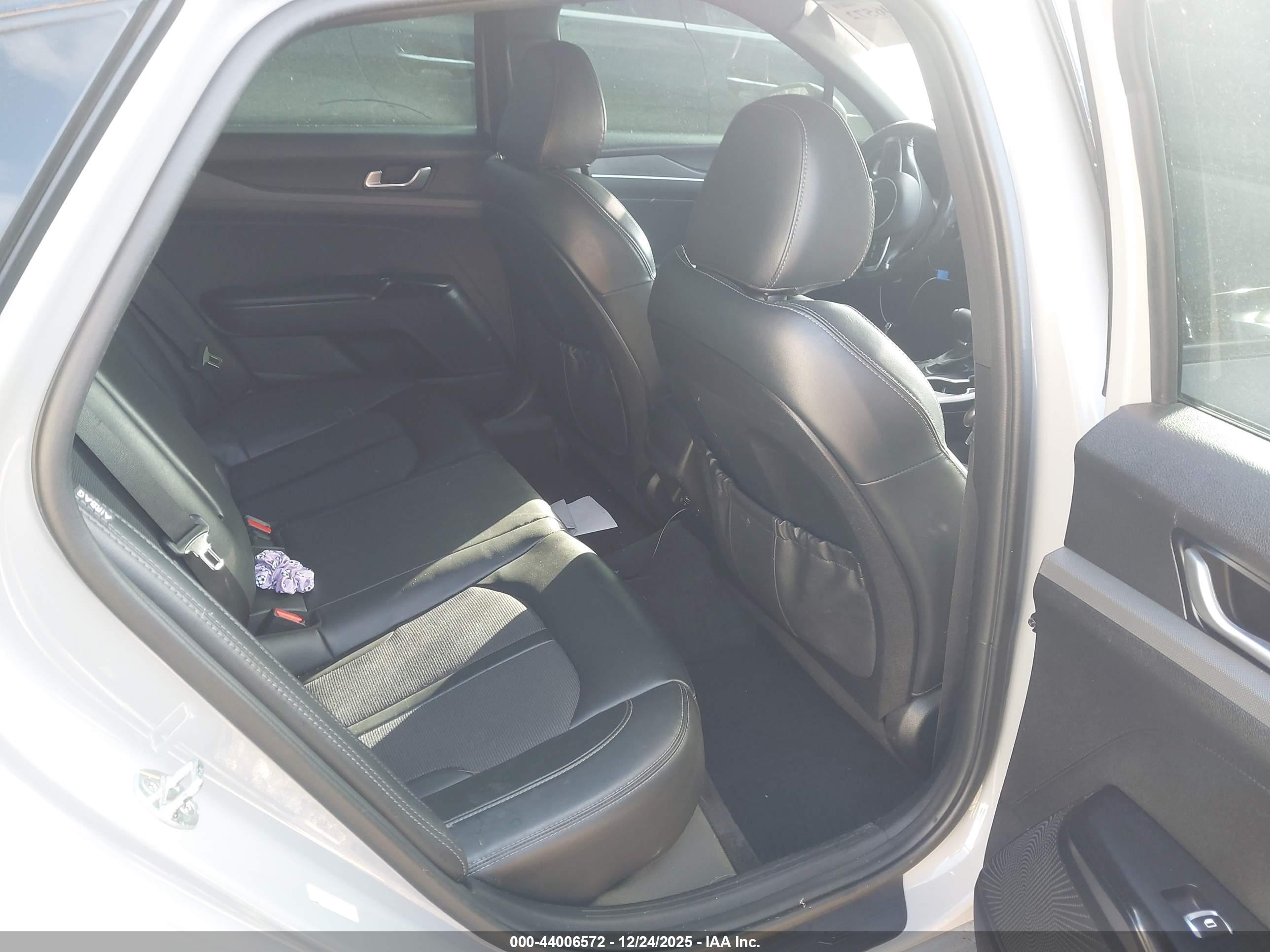 KIA K5 image 8