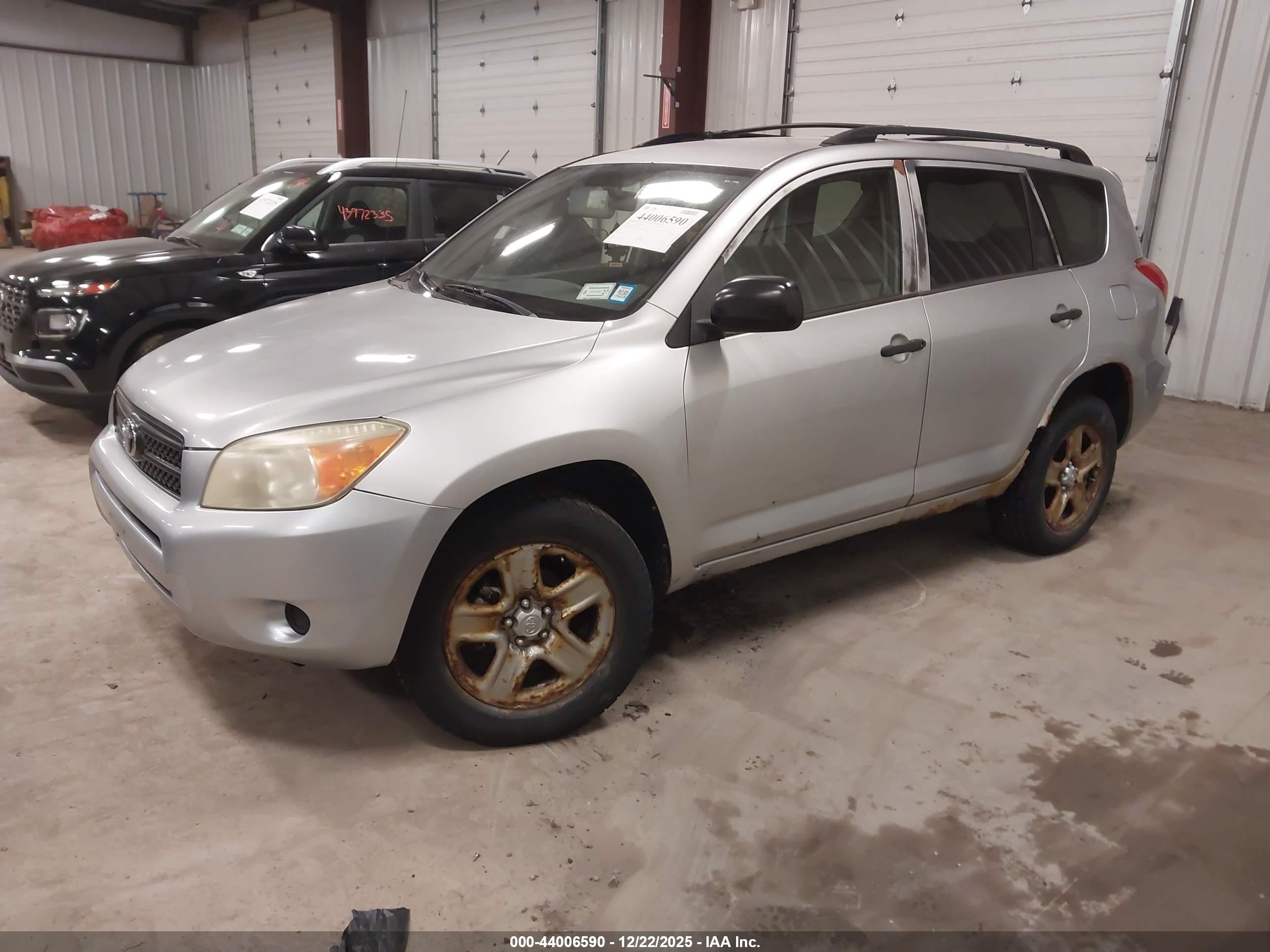 TOYOTA RAV4 image 2