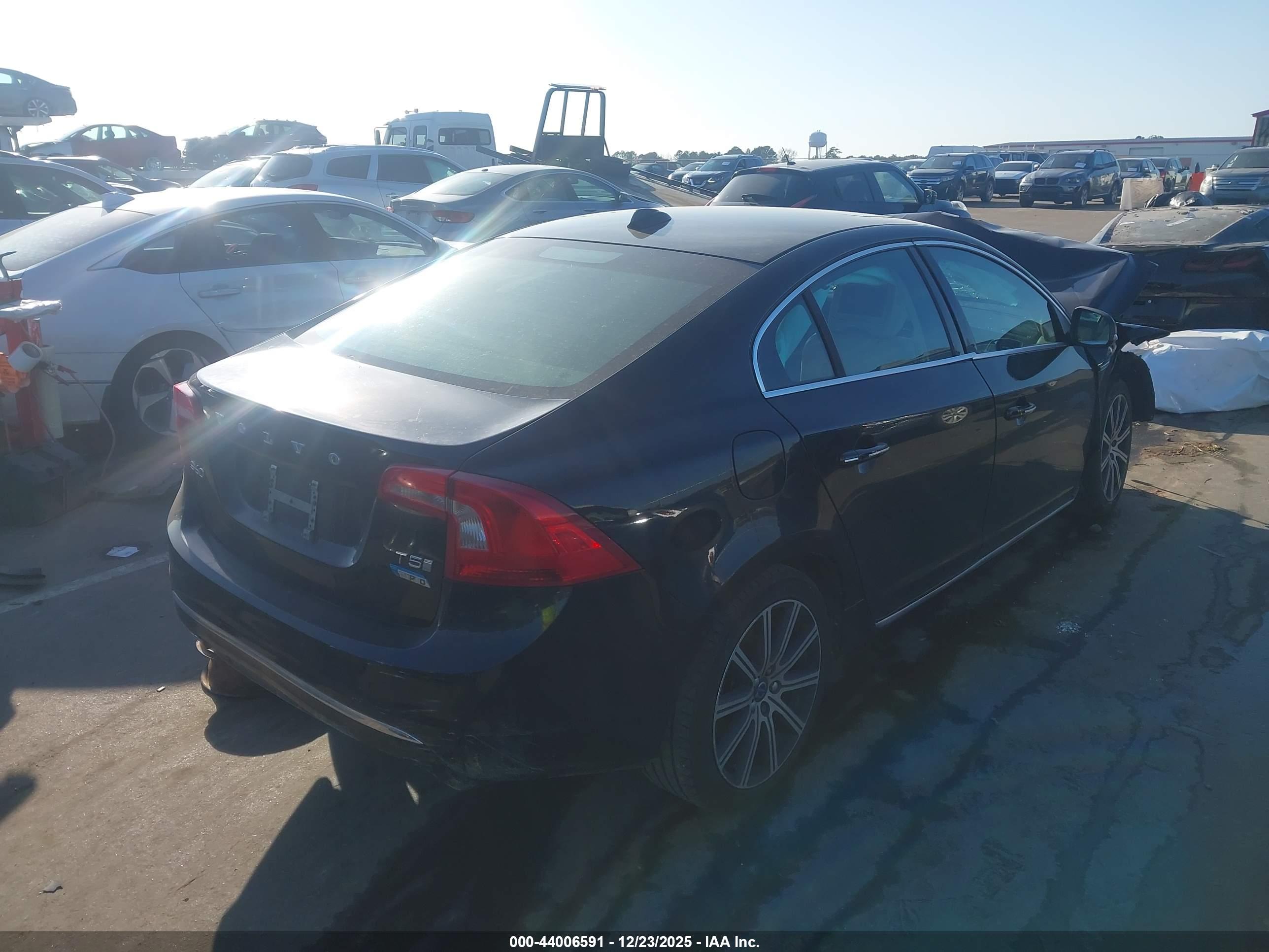 VOLVO S60 image 4