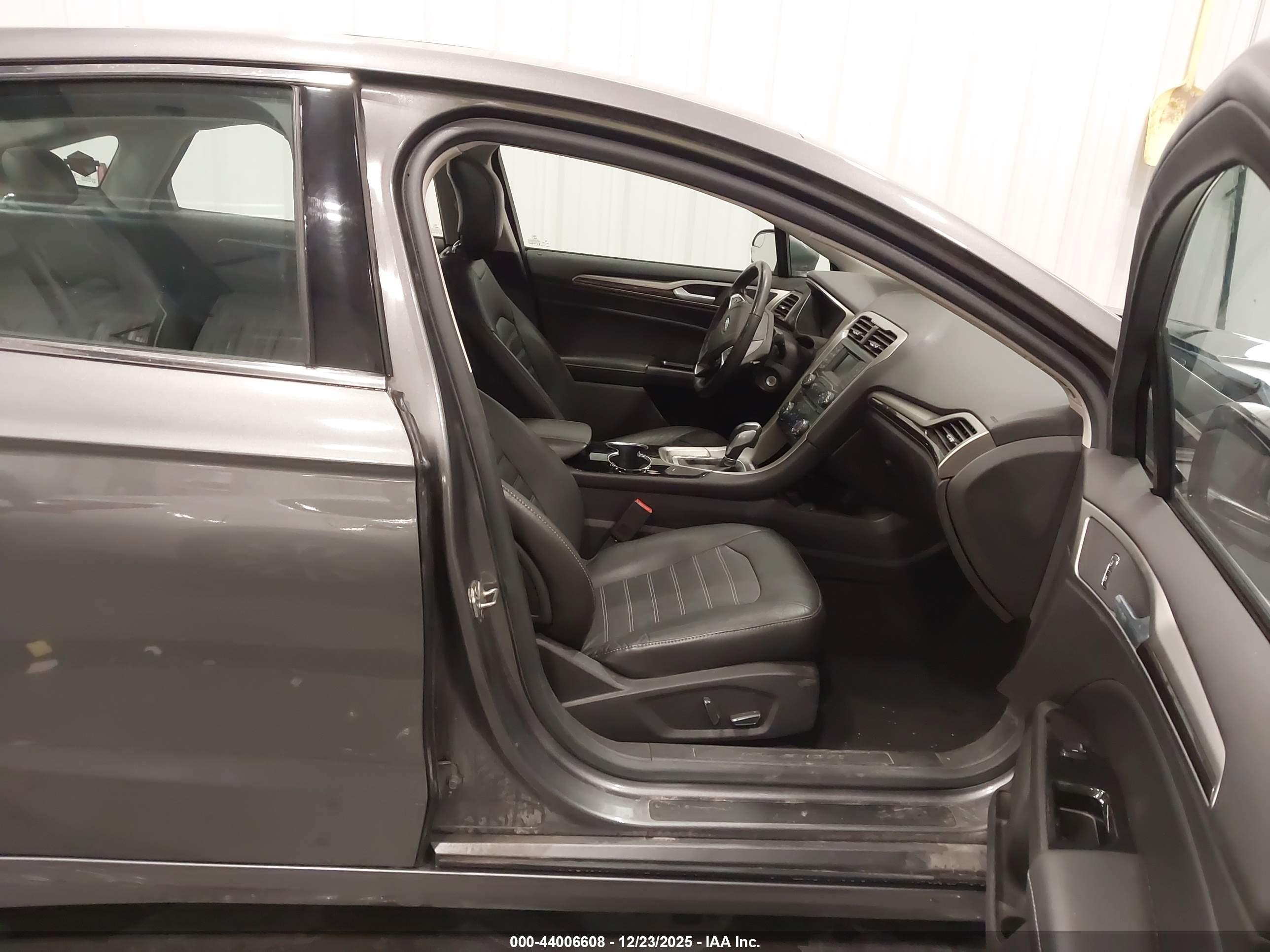 FORD FUSION image 5