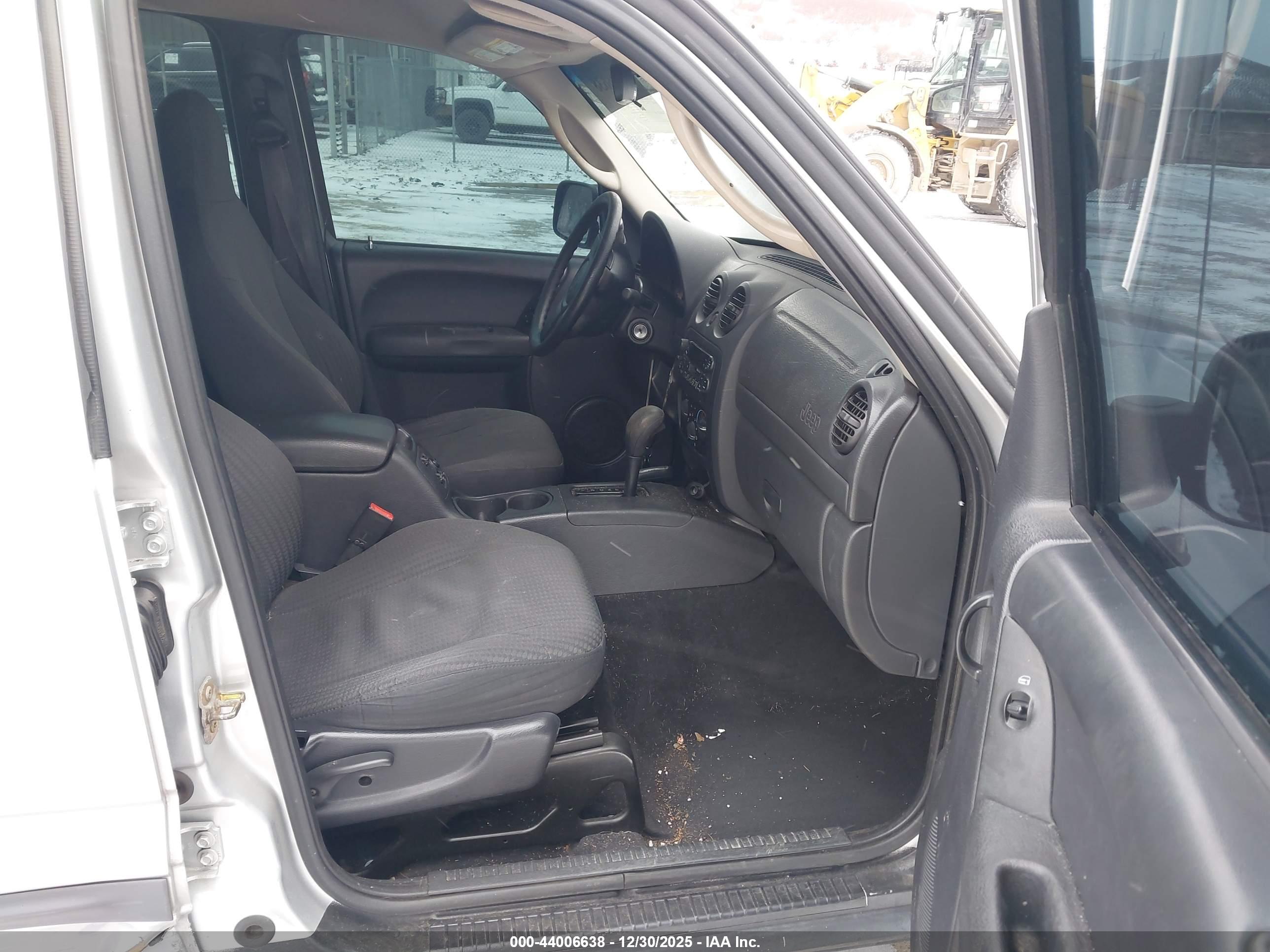 JEEP LIBERTY image 5