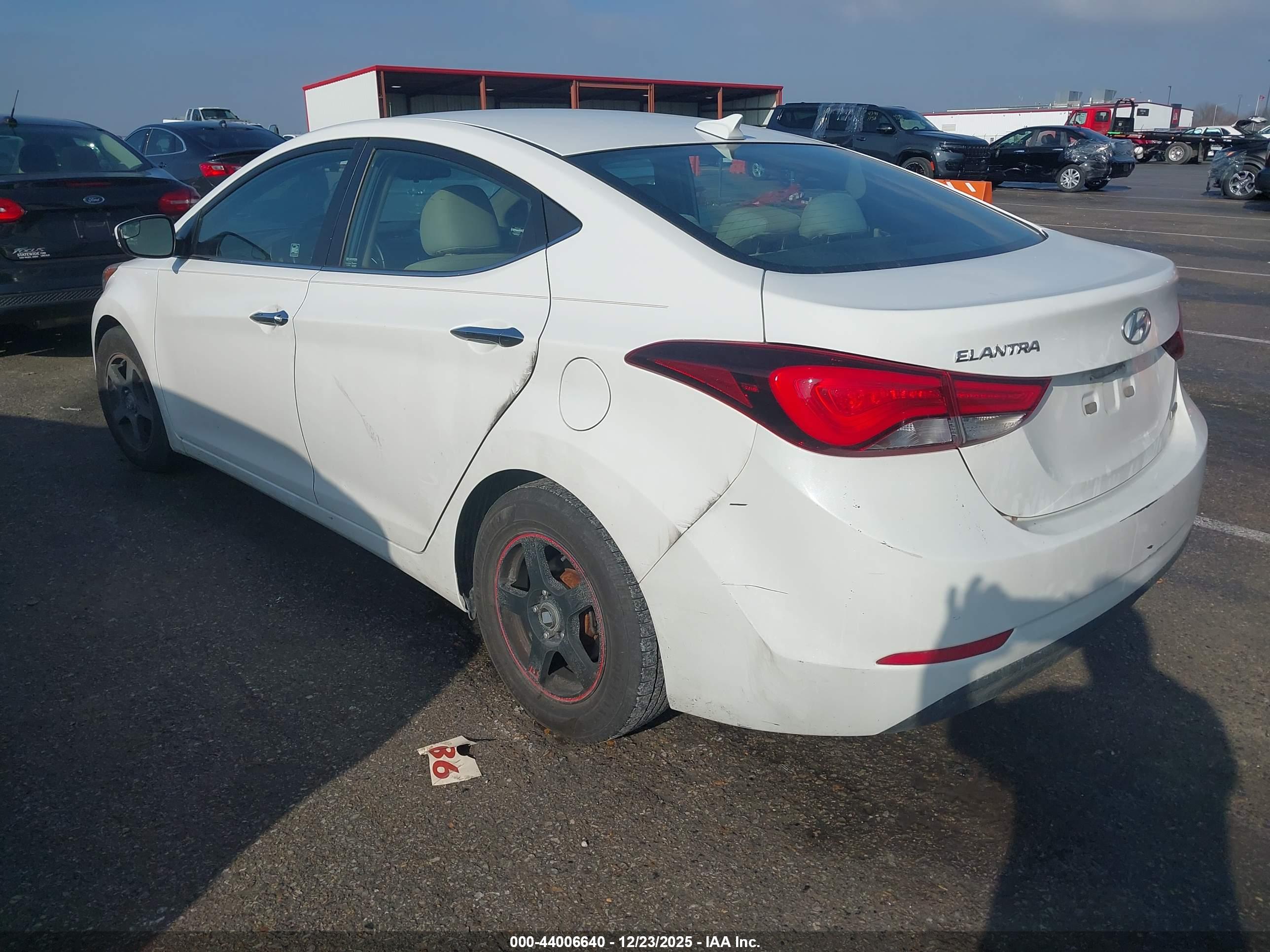HYUNDAI ELANTRA image 3