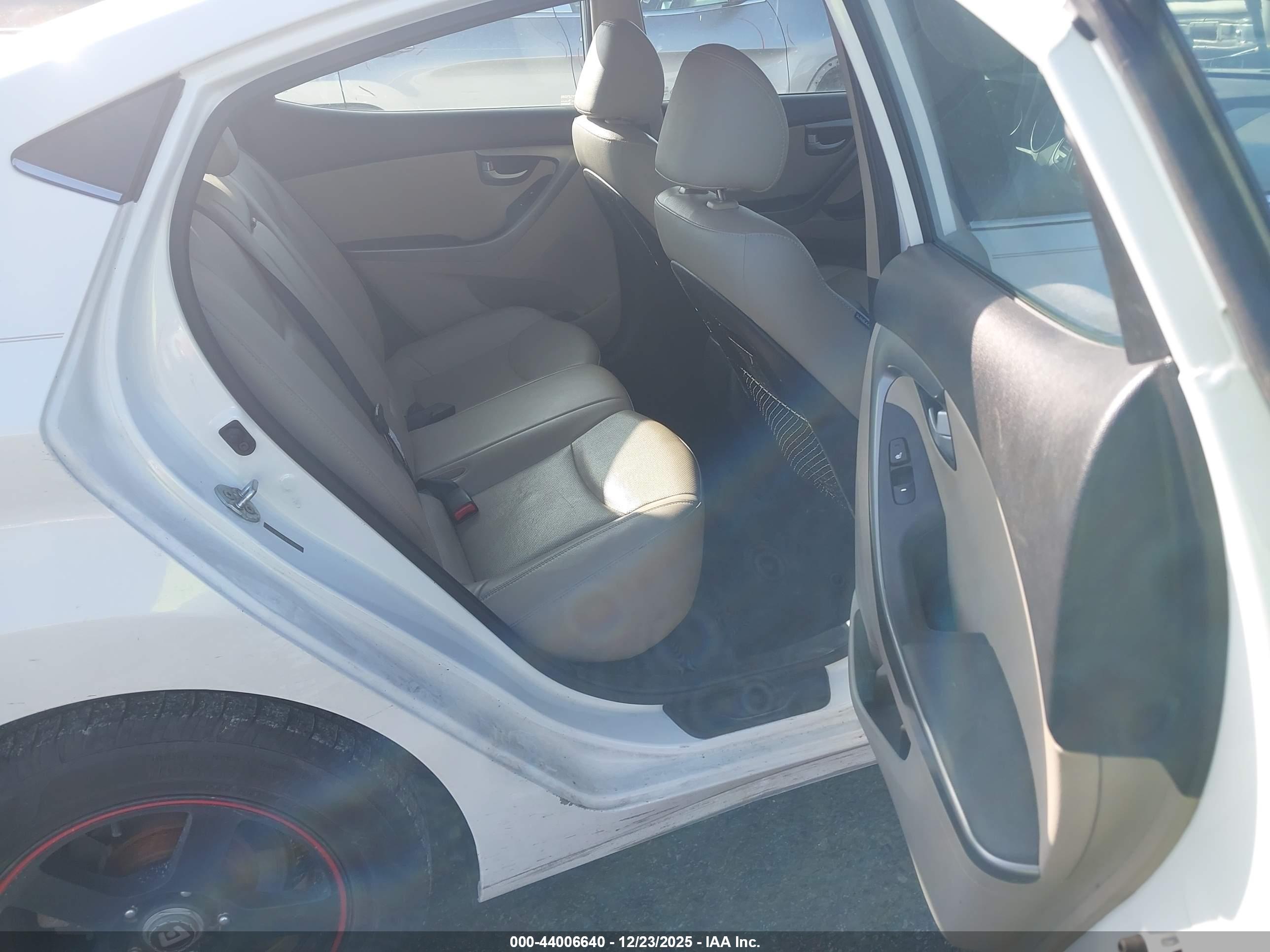 HYUNDAI ELANTRA image 8