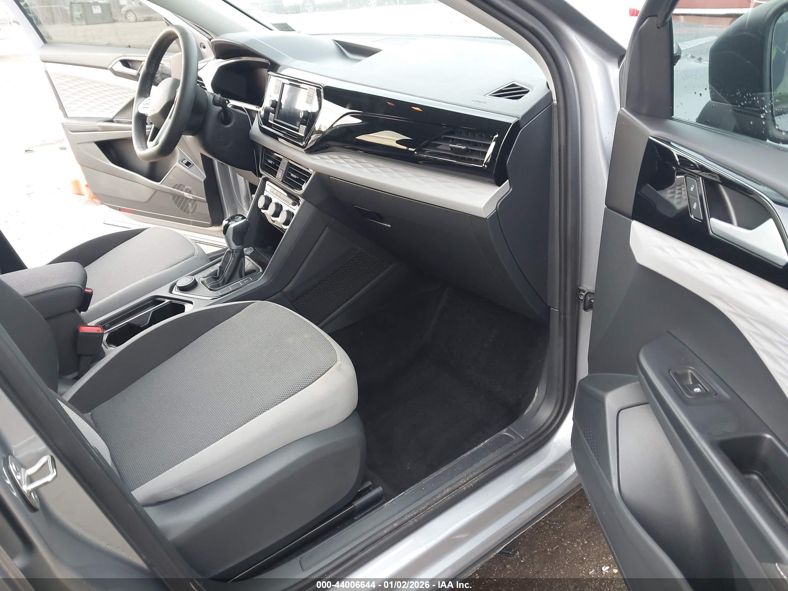 VOLKSWAGEN TAOS image 5