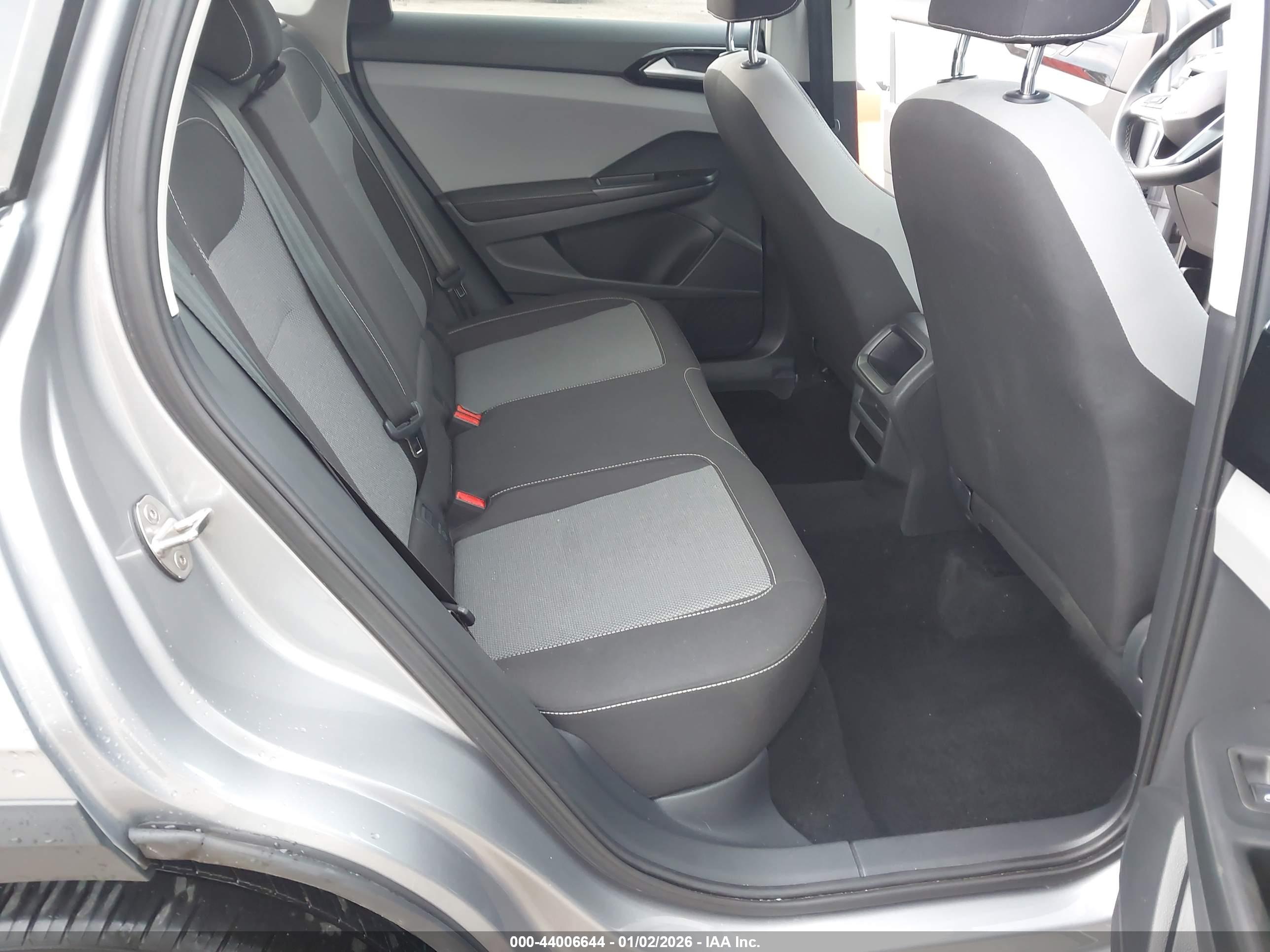 VOLKSWAGEN TAOS image 8