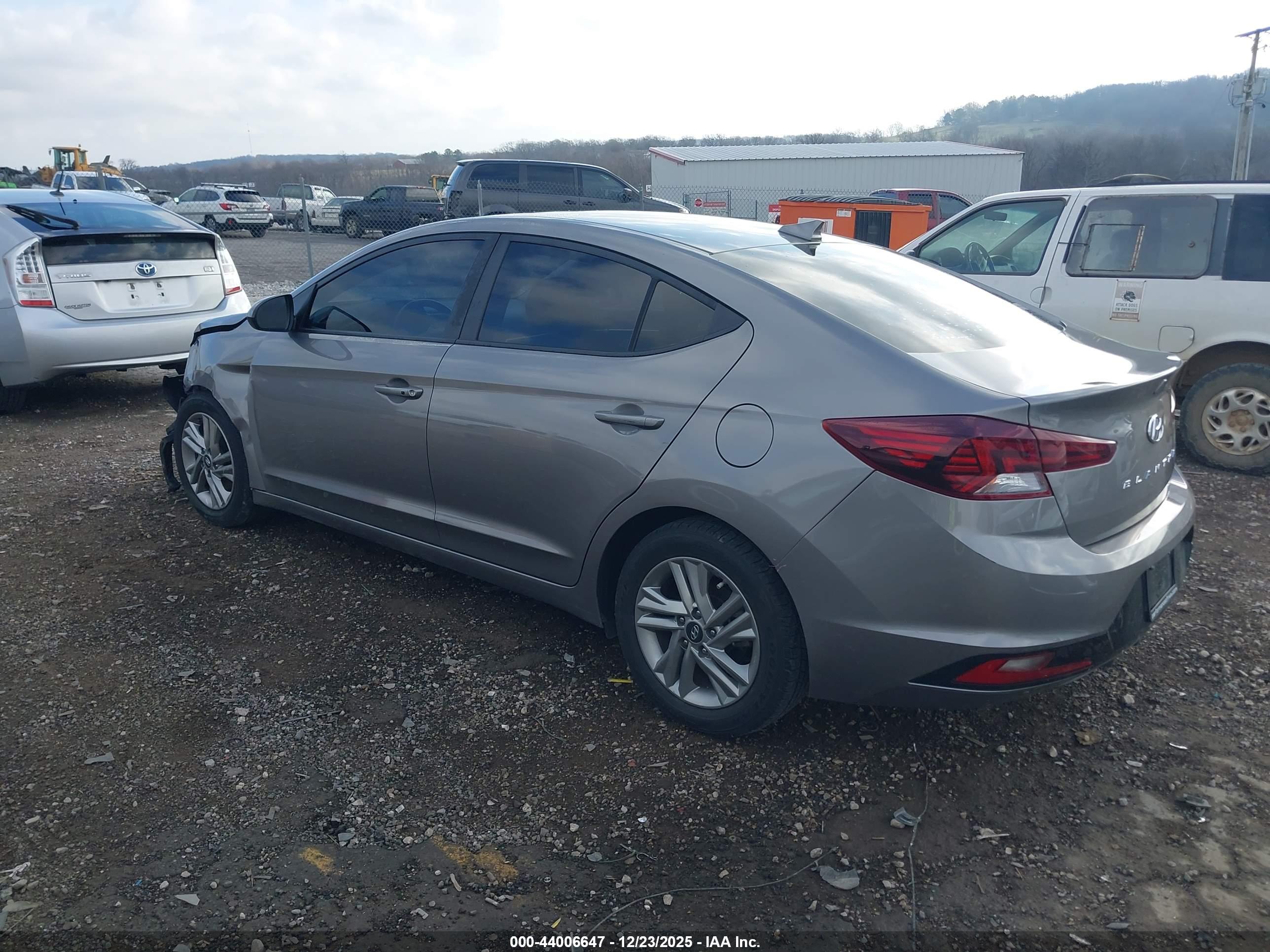 HYUNDAI ELANTRA image 3