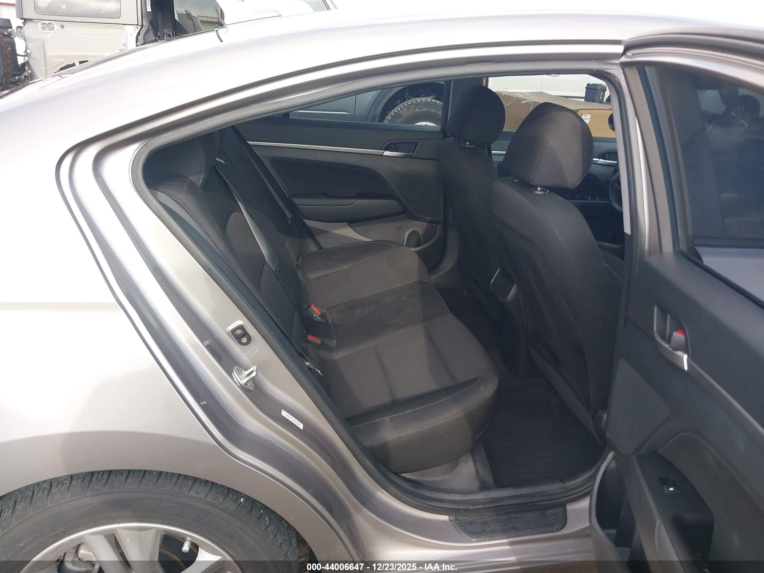 HYUNDAI ELANTRA image 8