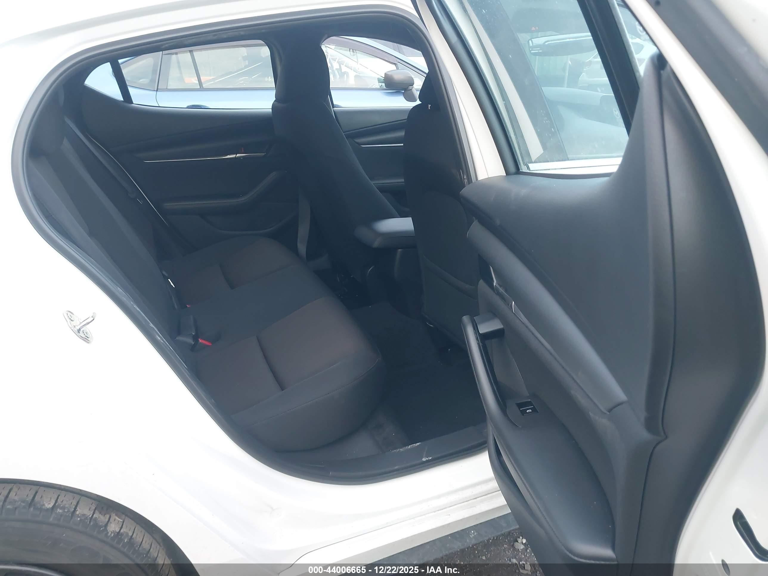MAZDA MAZDA3 image 8