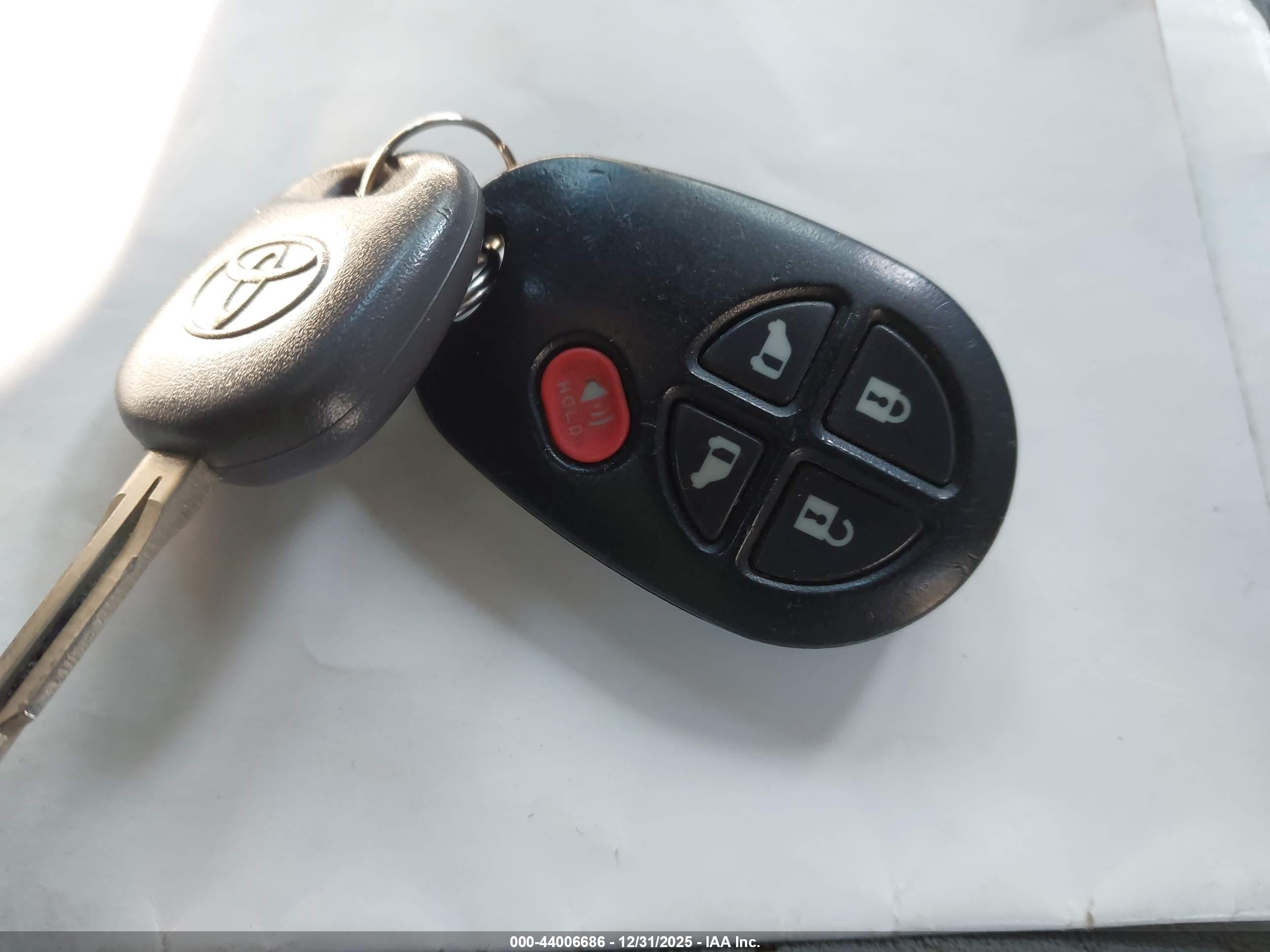 TOYOTA SIENNA image 11