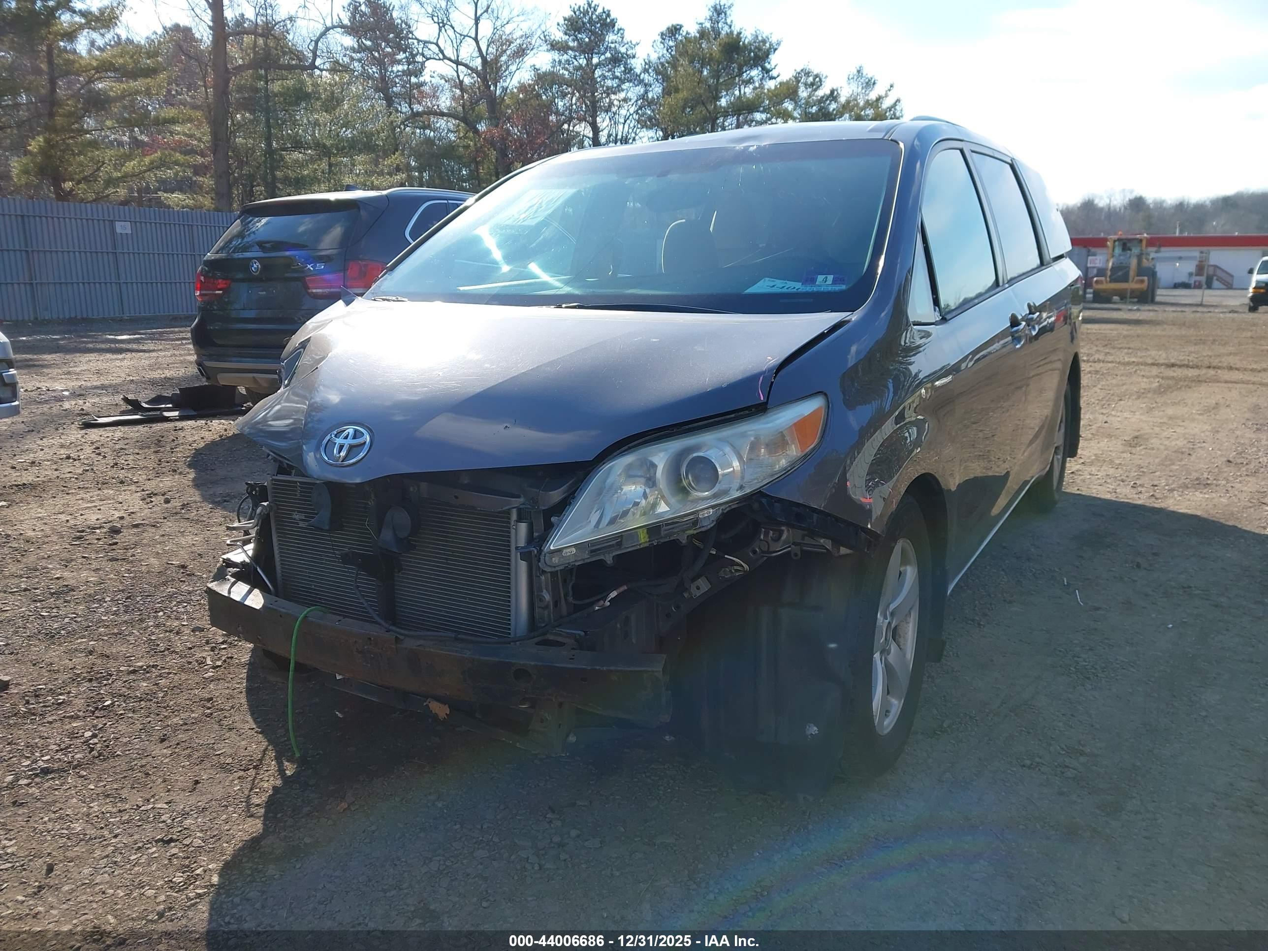 TOYOTA SIENNA image 2