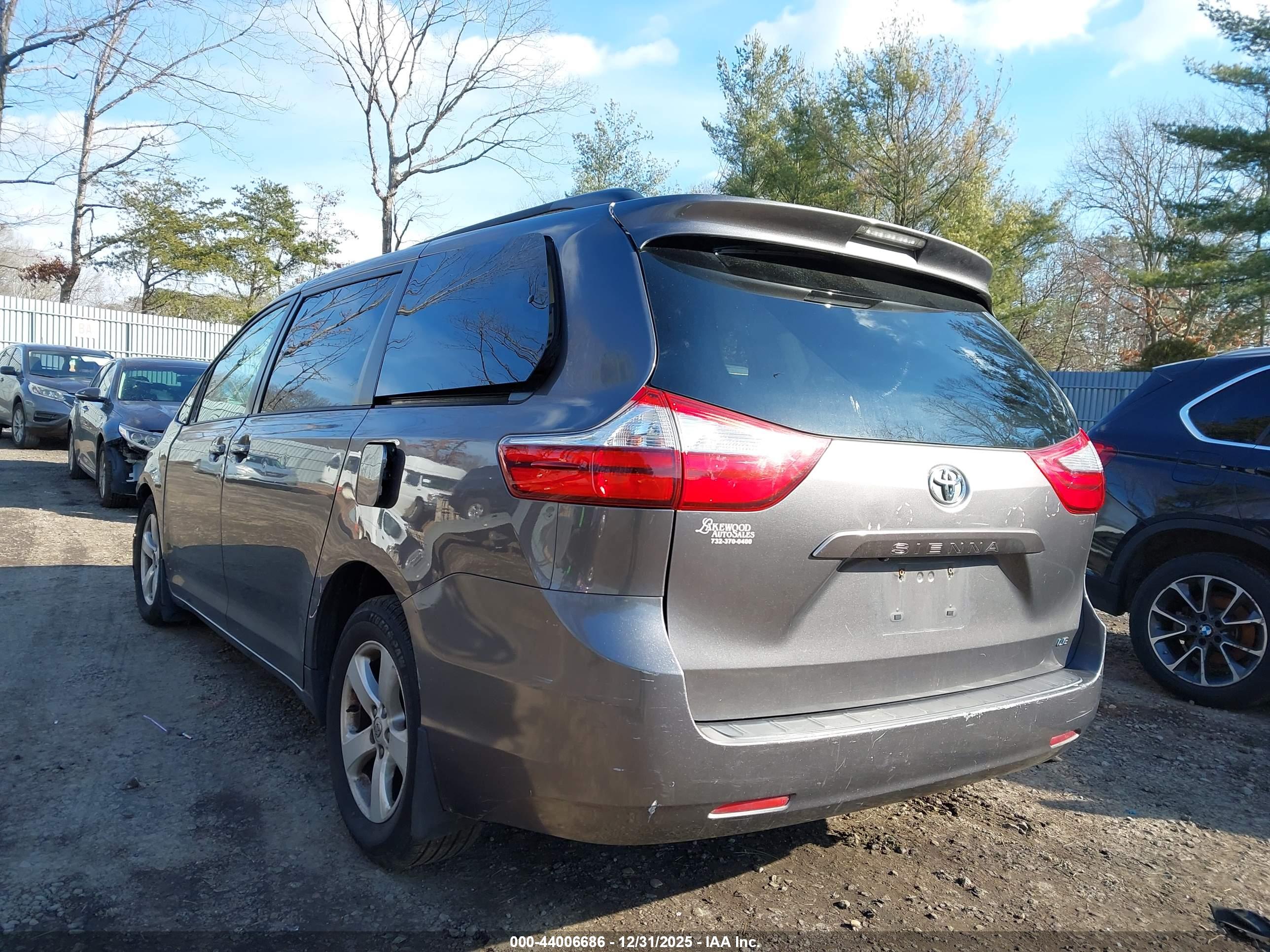 TOYOTA SIENNA image 3