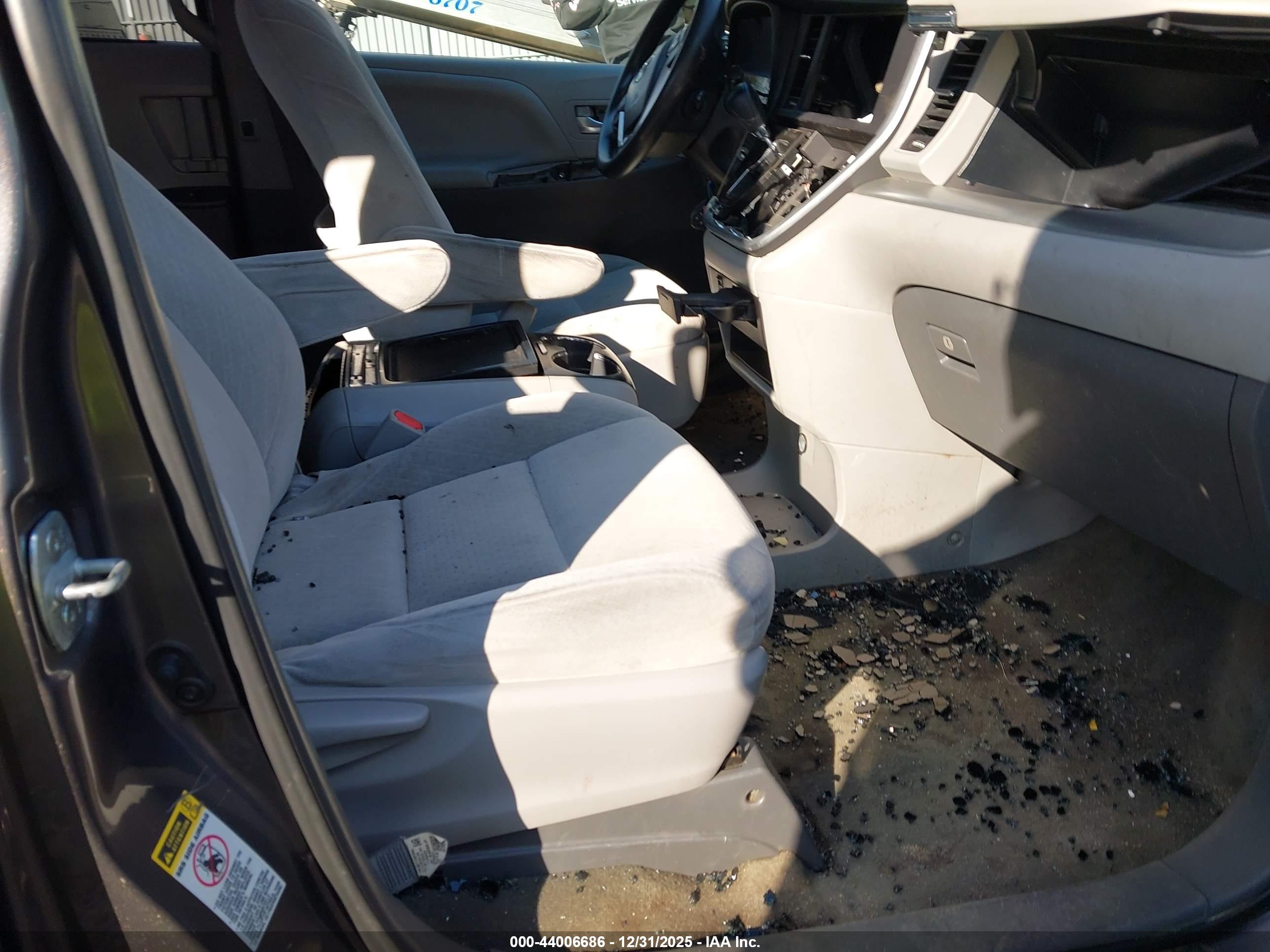 TOYOTA SIENNA image 5