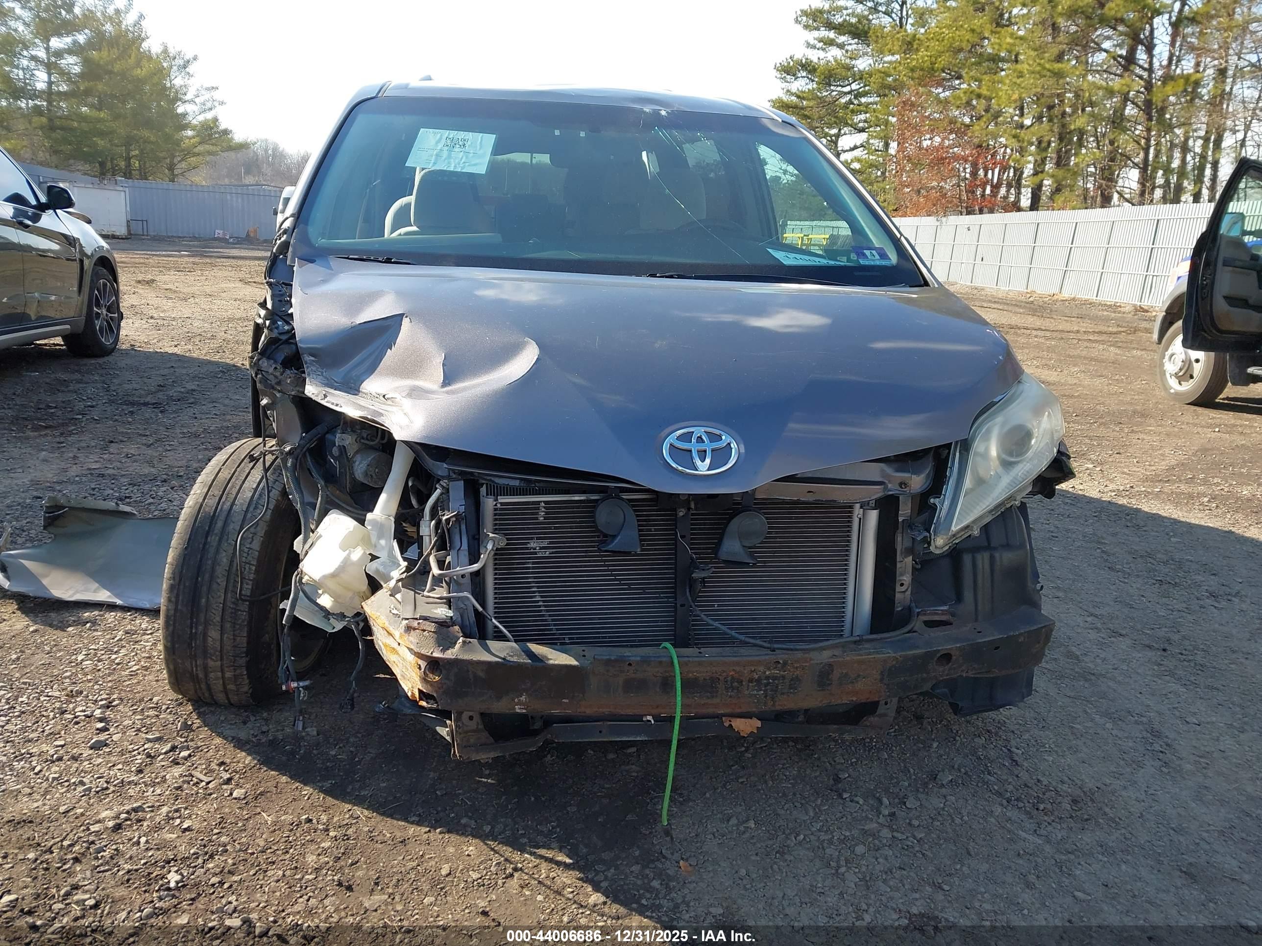 TOYOTA SIENNA image 6