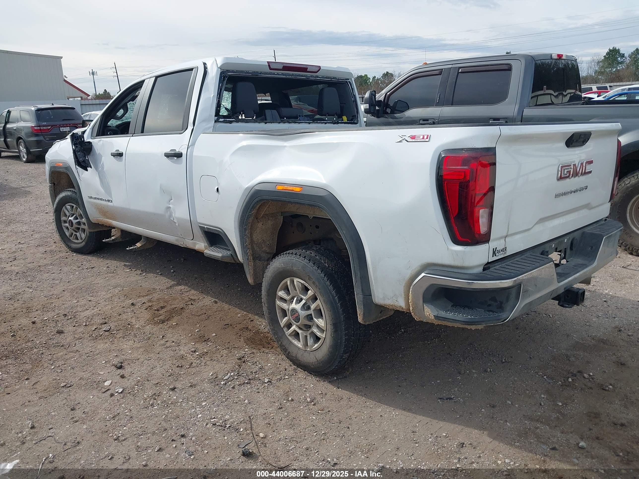 GMC SIERRA image 3