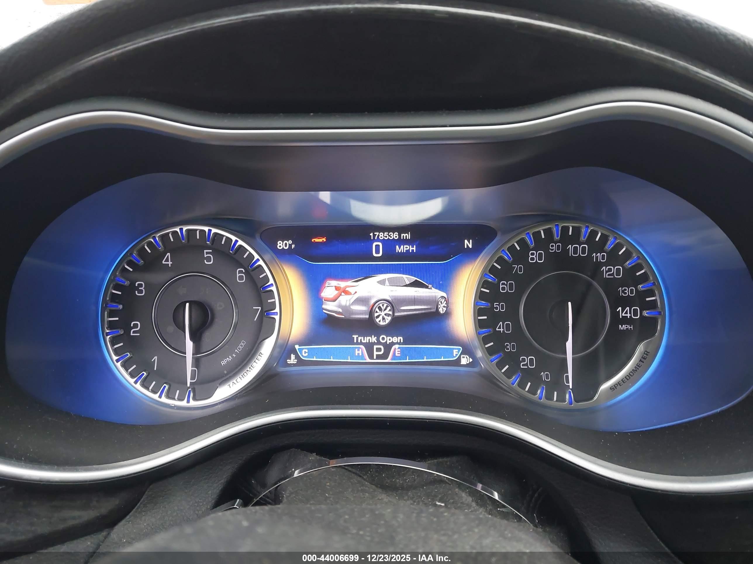 CHRYSLER 200 image 7