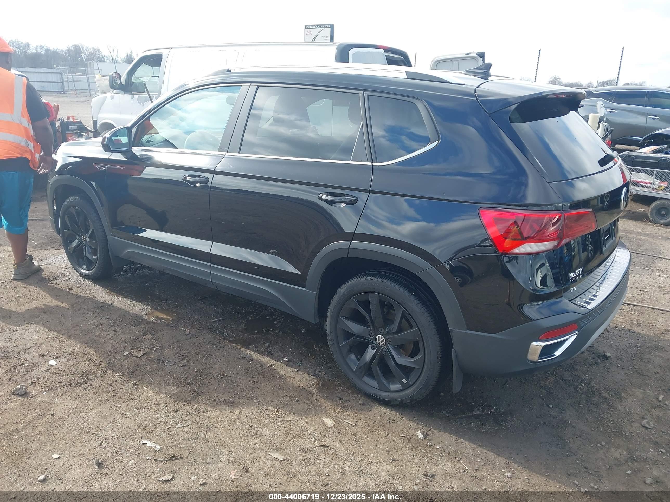 VOLKSWAGEN TAOS image 3