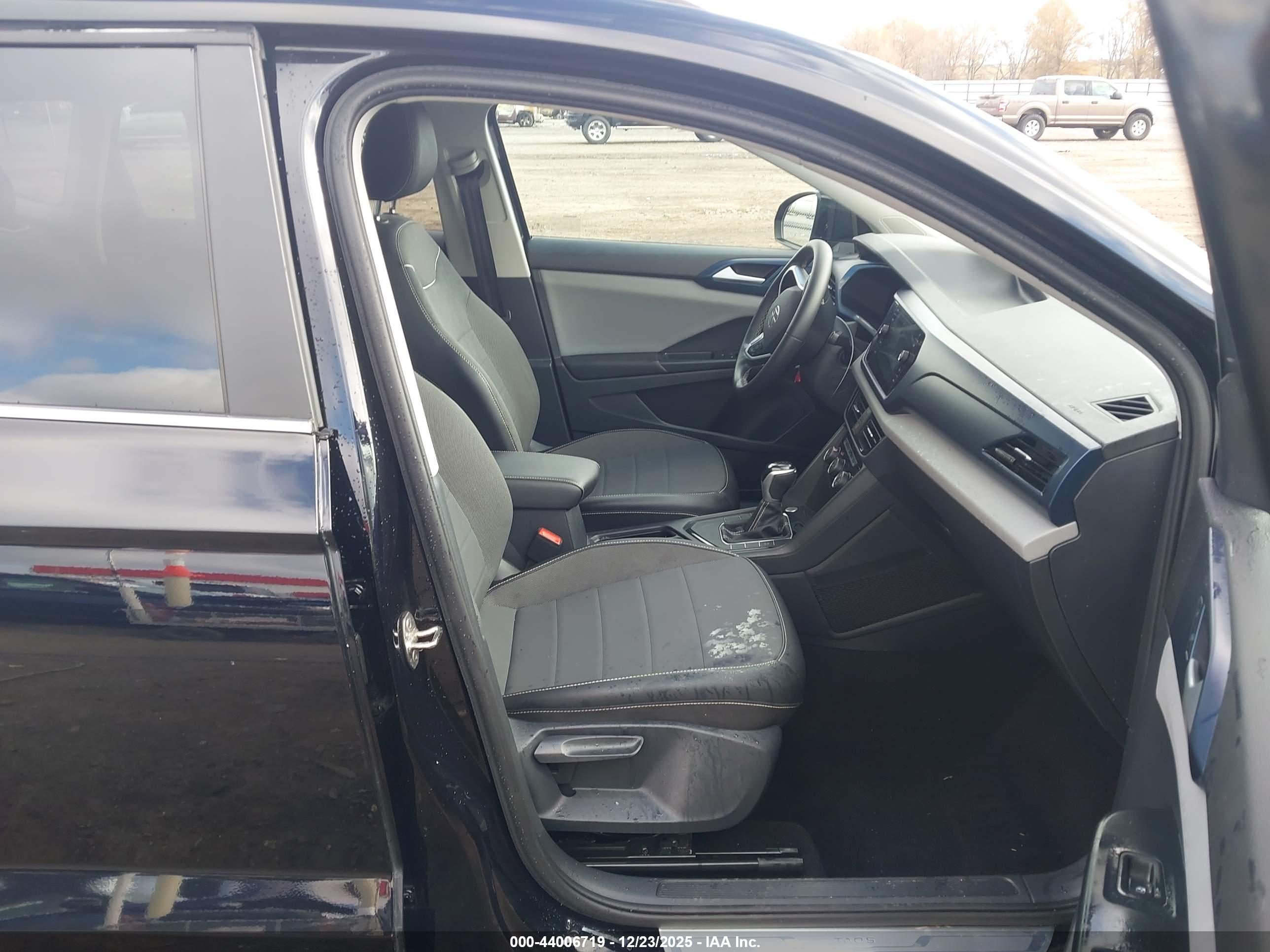 VOLKSWAGEN TAOS image 5