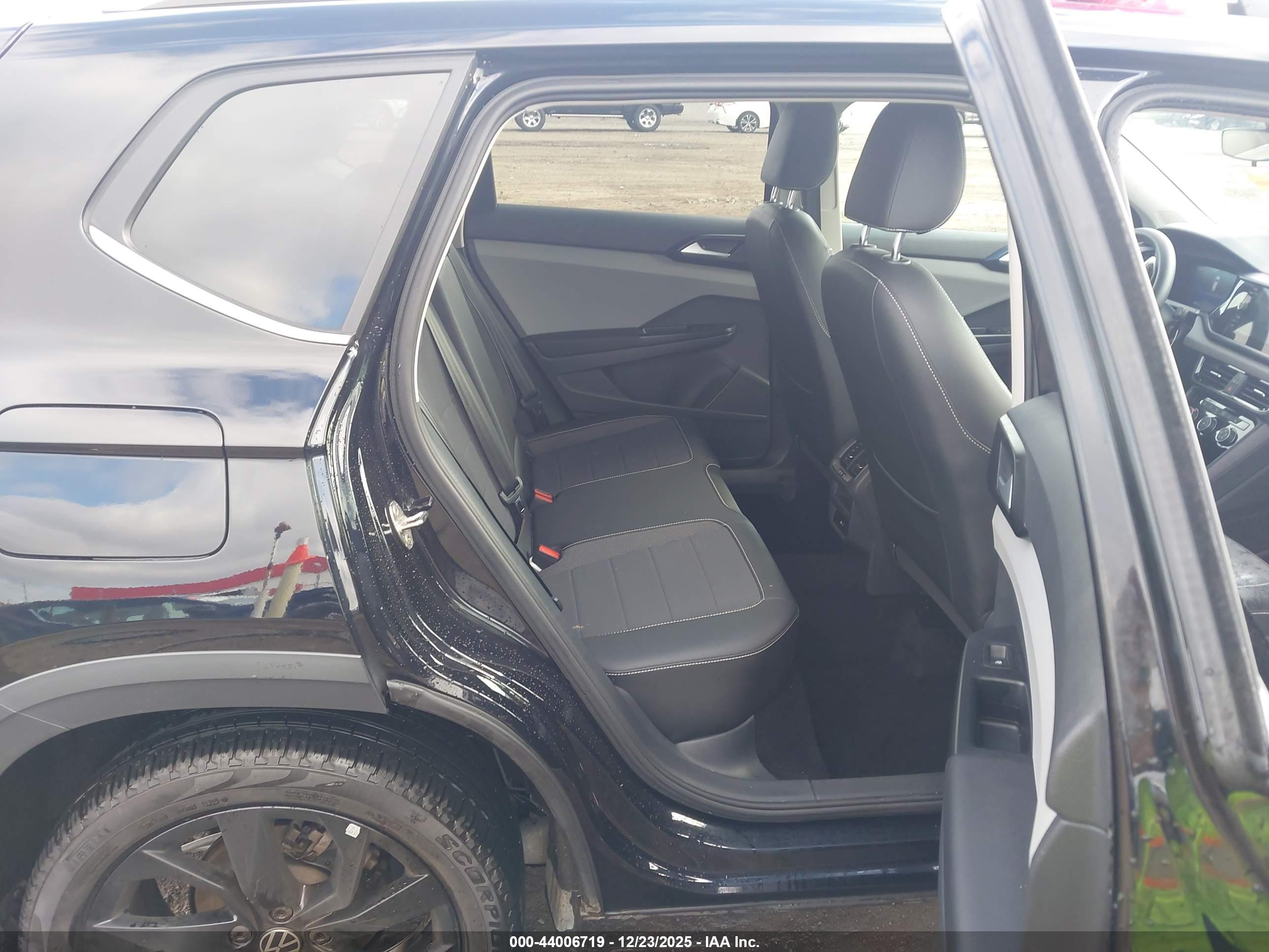 VOLKSWAGEN TAOS image 8