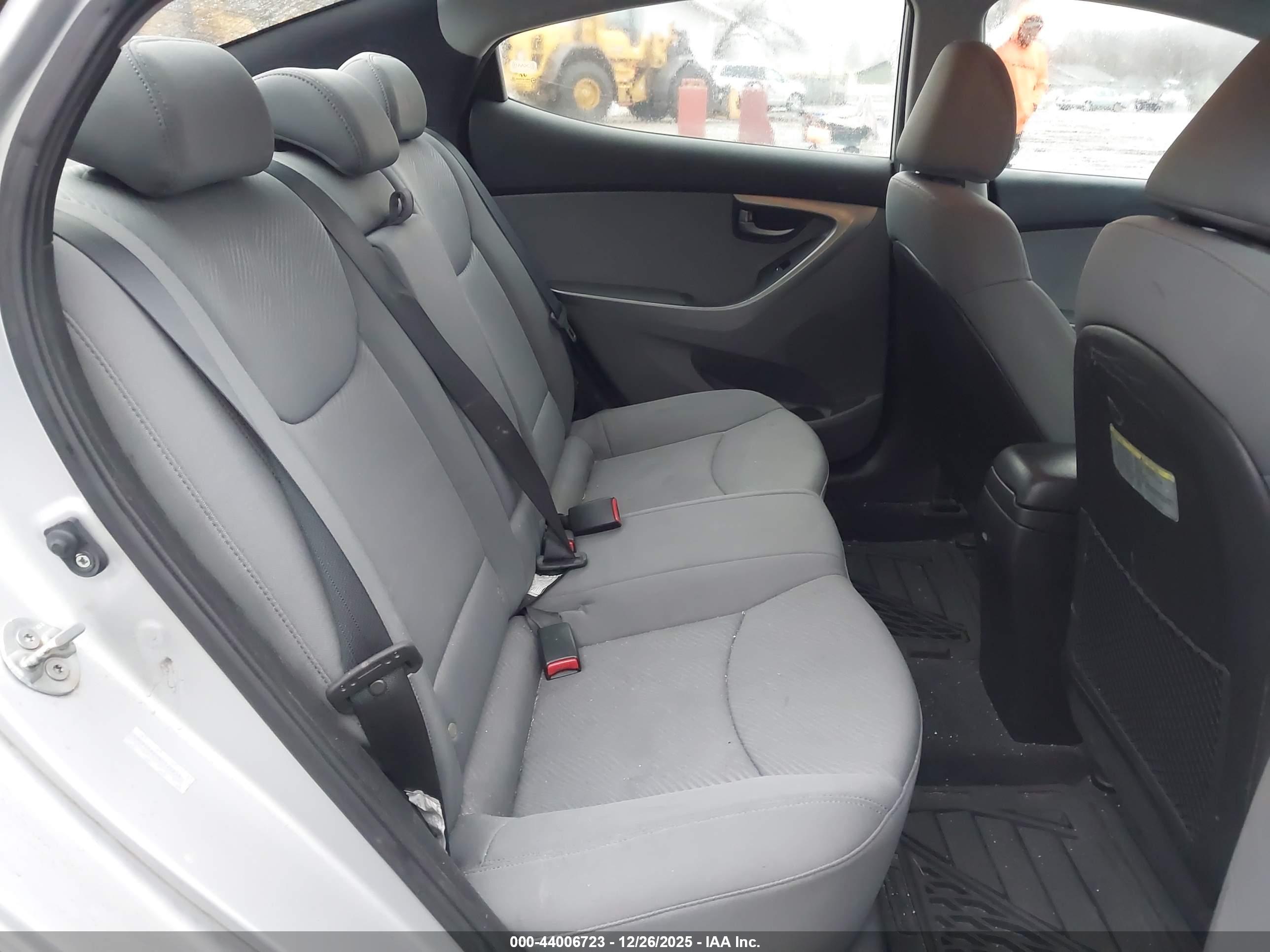 HYUNDAI ELANTRA image 8