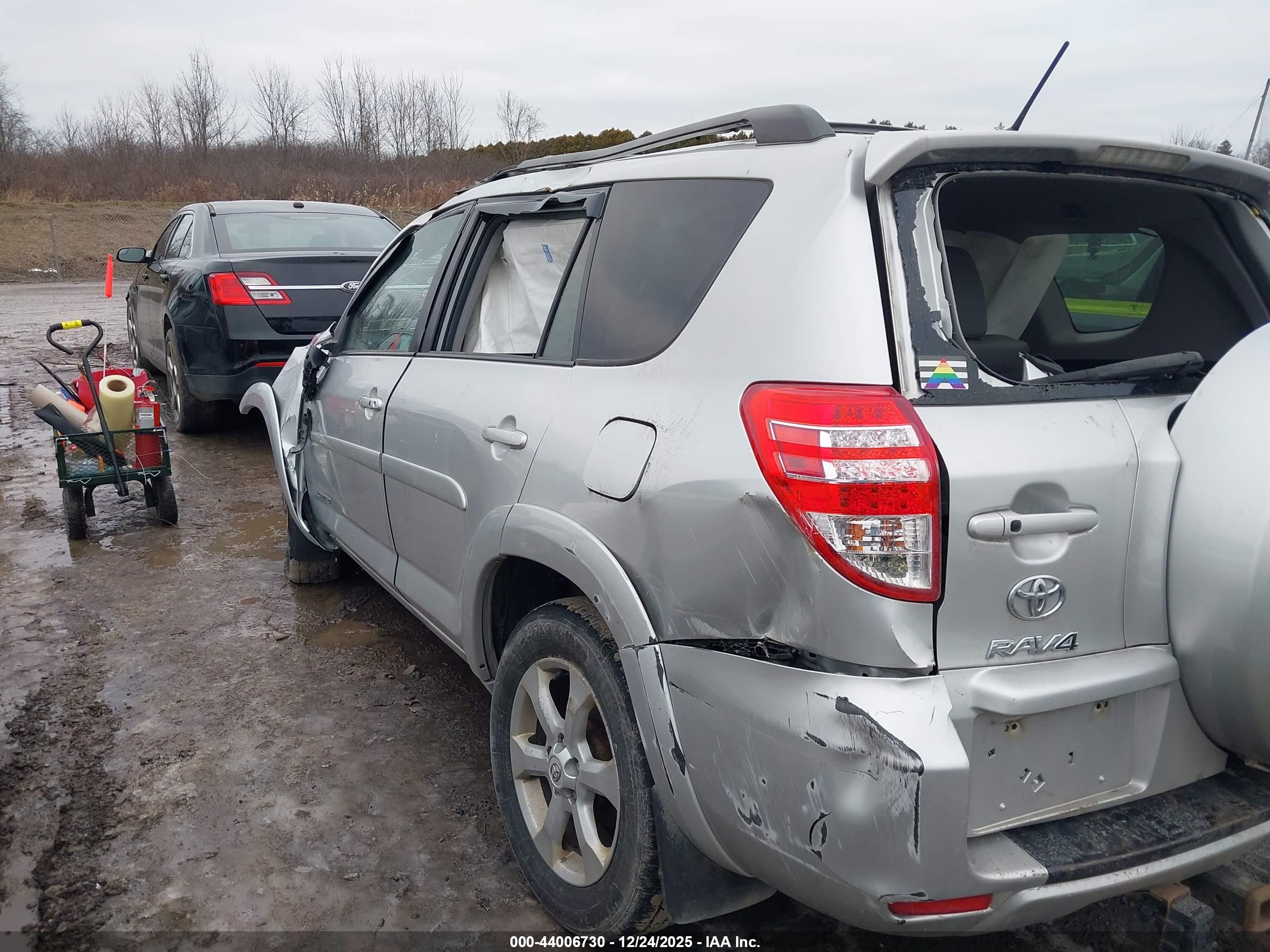 TOYOTA RAV4 image 3