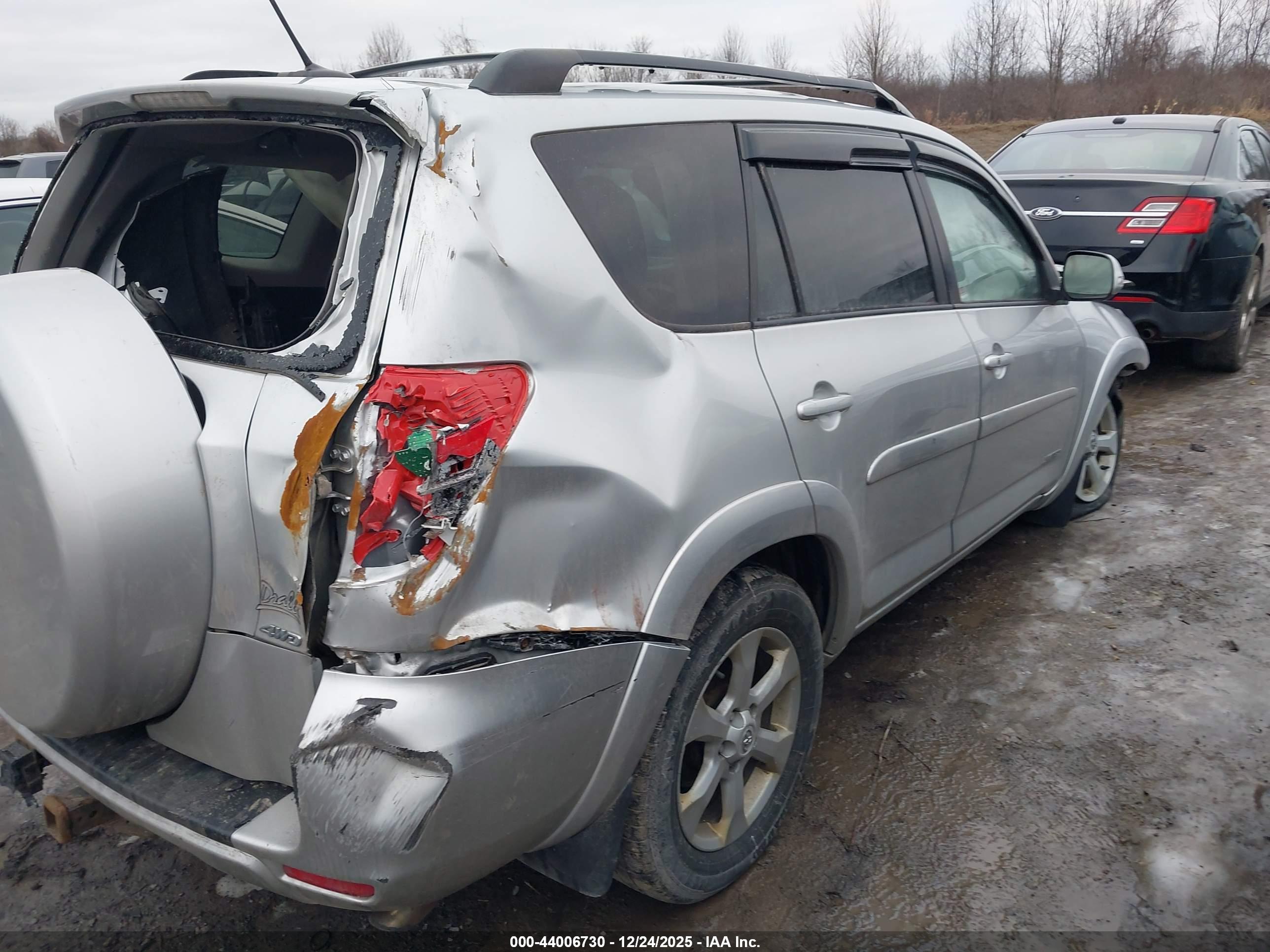 TOYOTA RAV4 image 4
