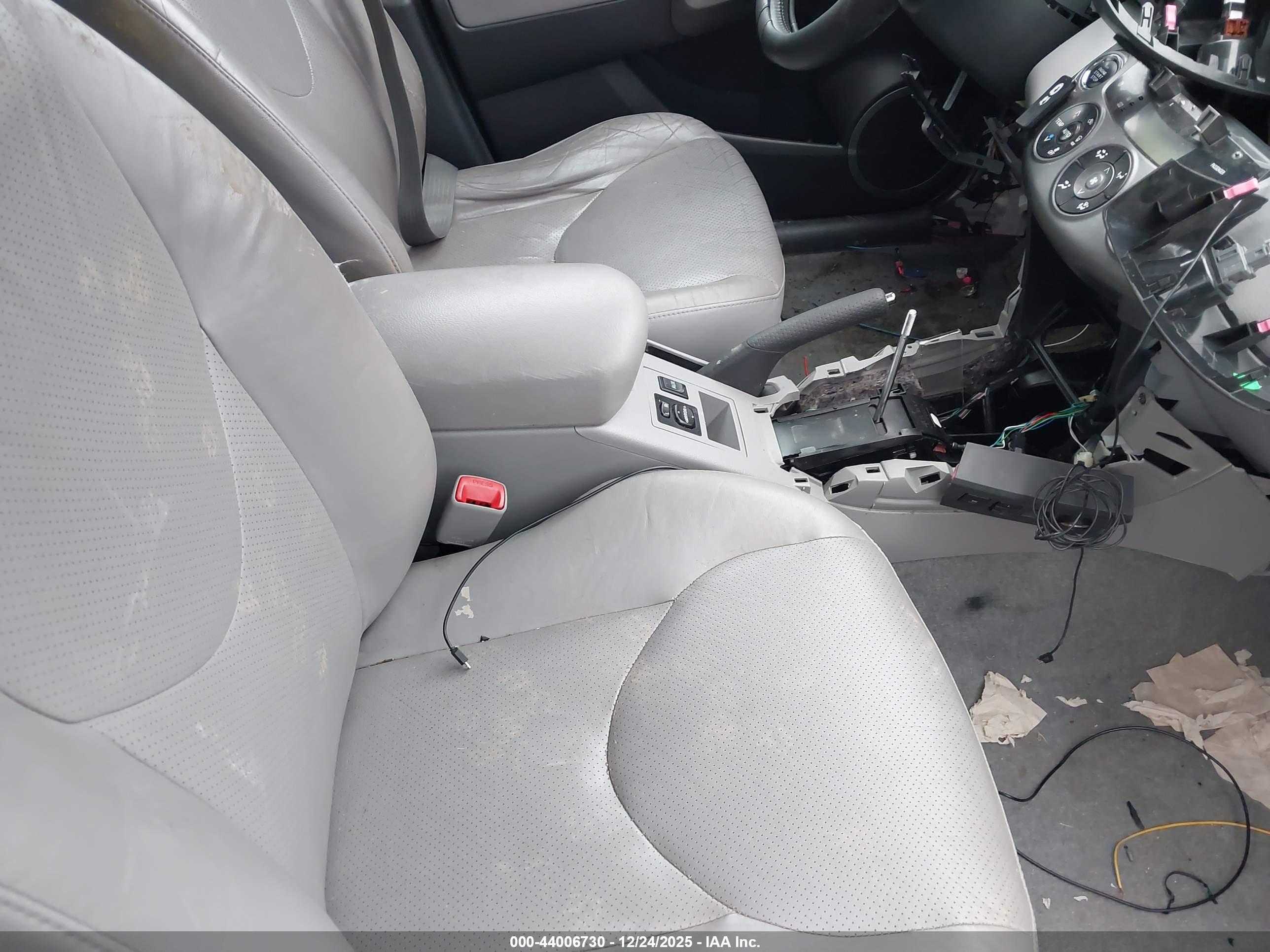 TOYOTA RAV4 image 5