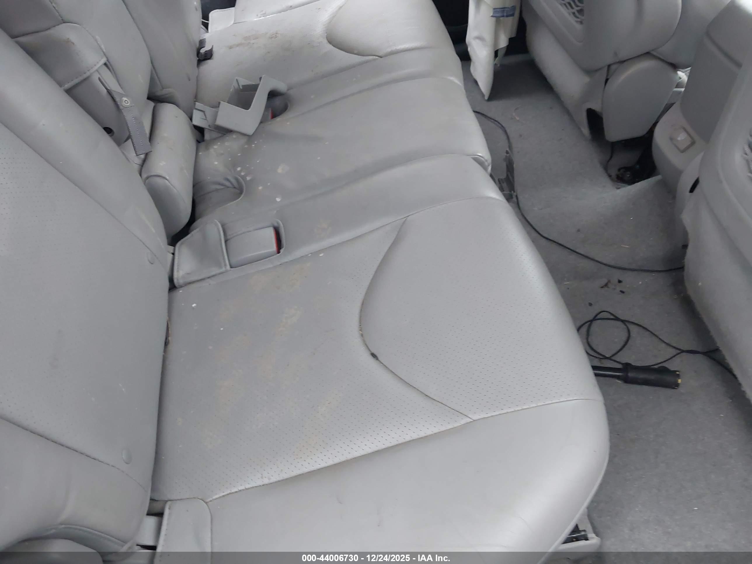 TOYOTA RAV4 image 8