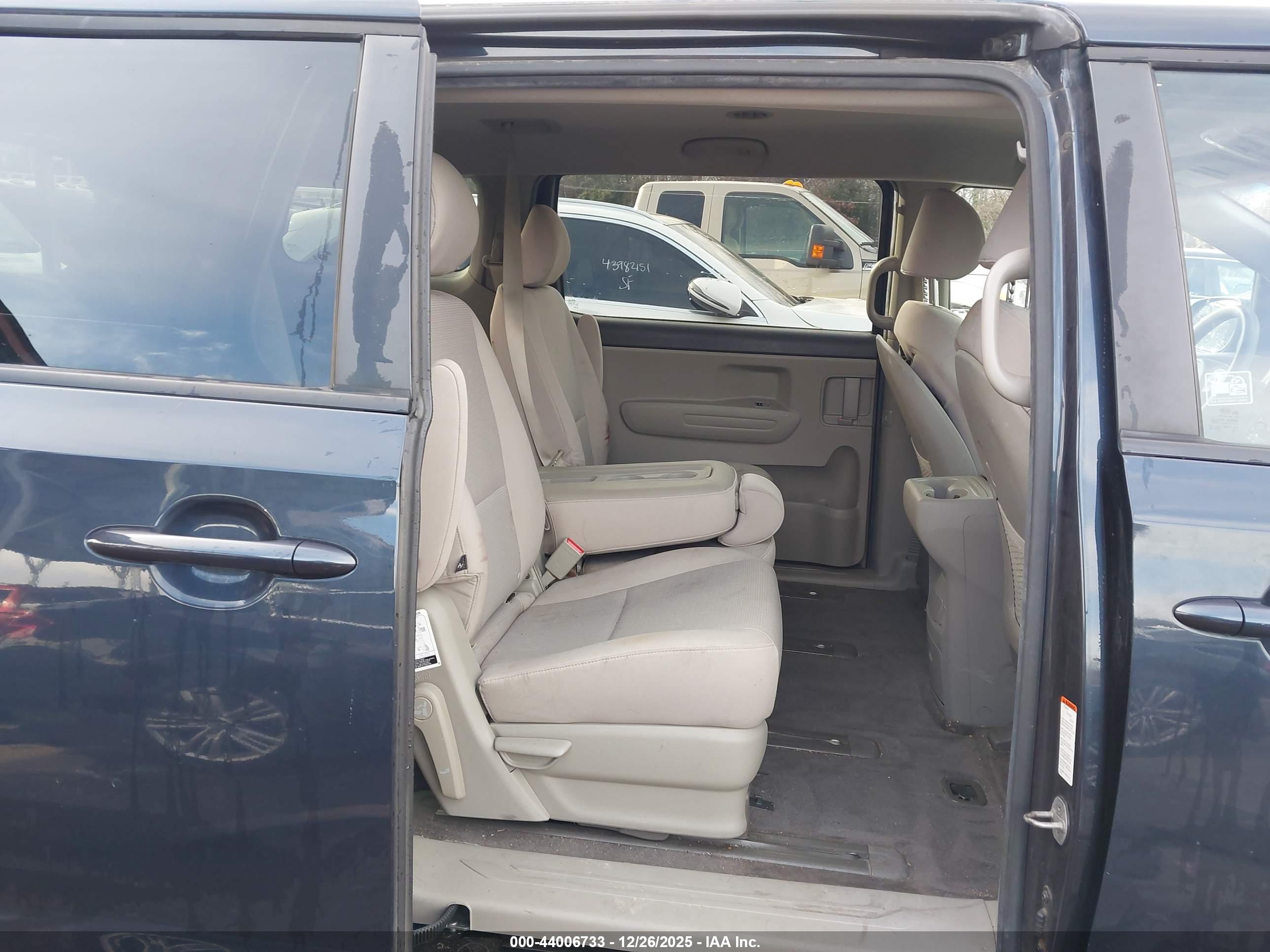 KIA SEDONA image 8