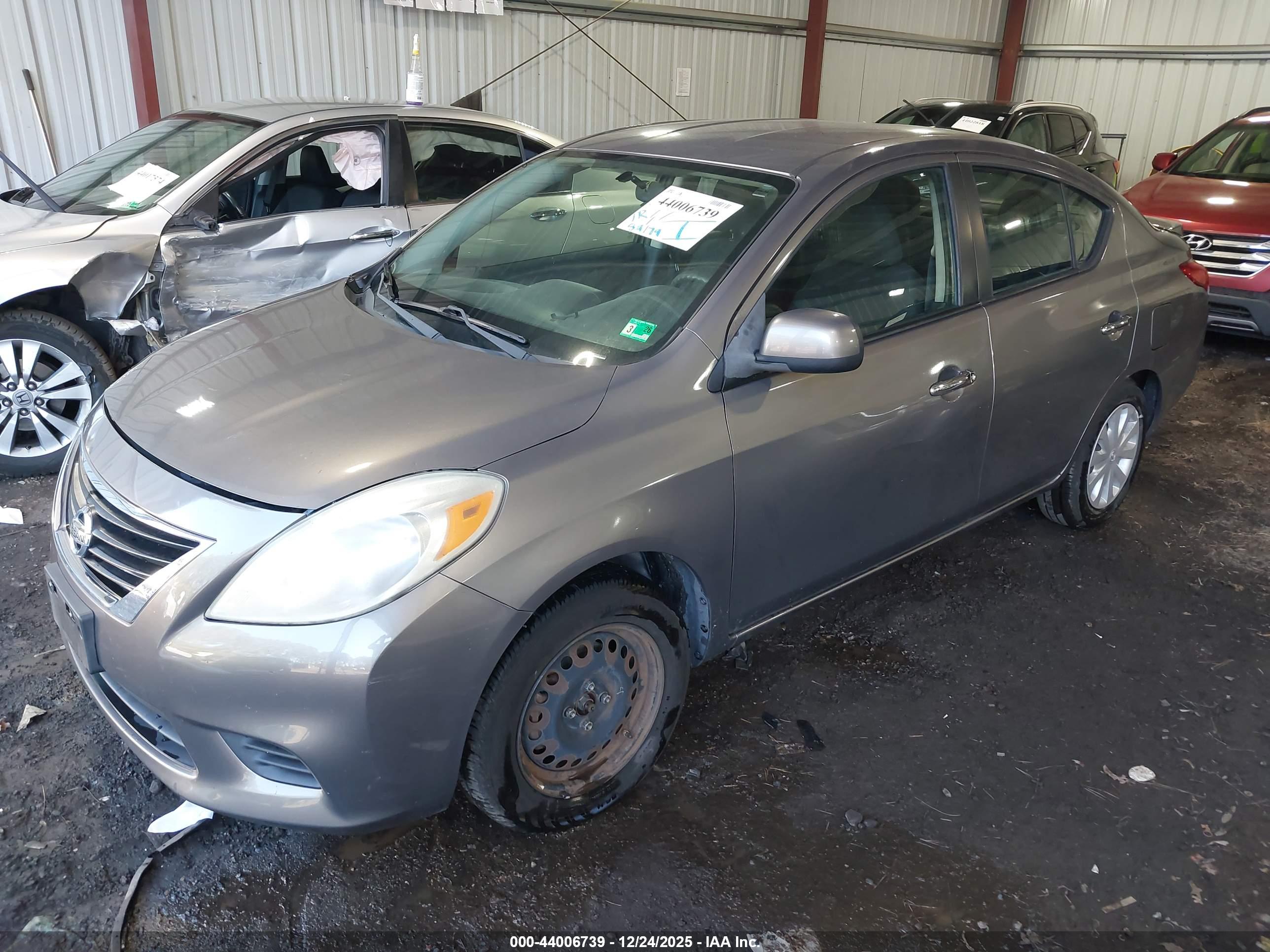NISSAN VERSA image 2