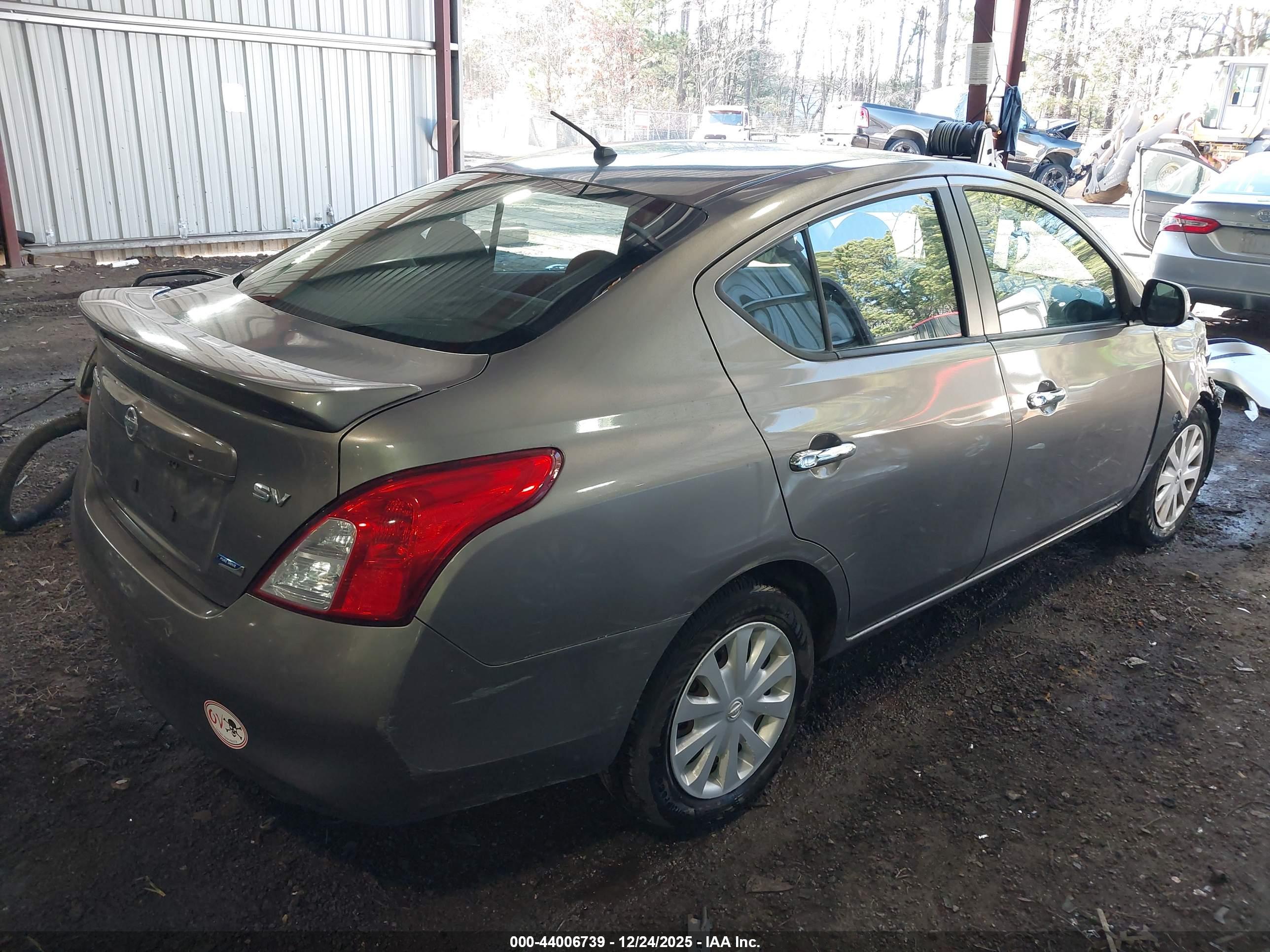NISSAN VERSA image 4