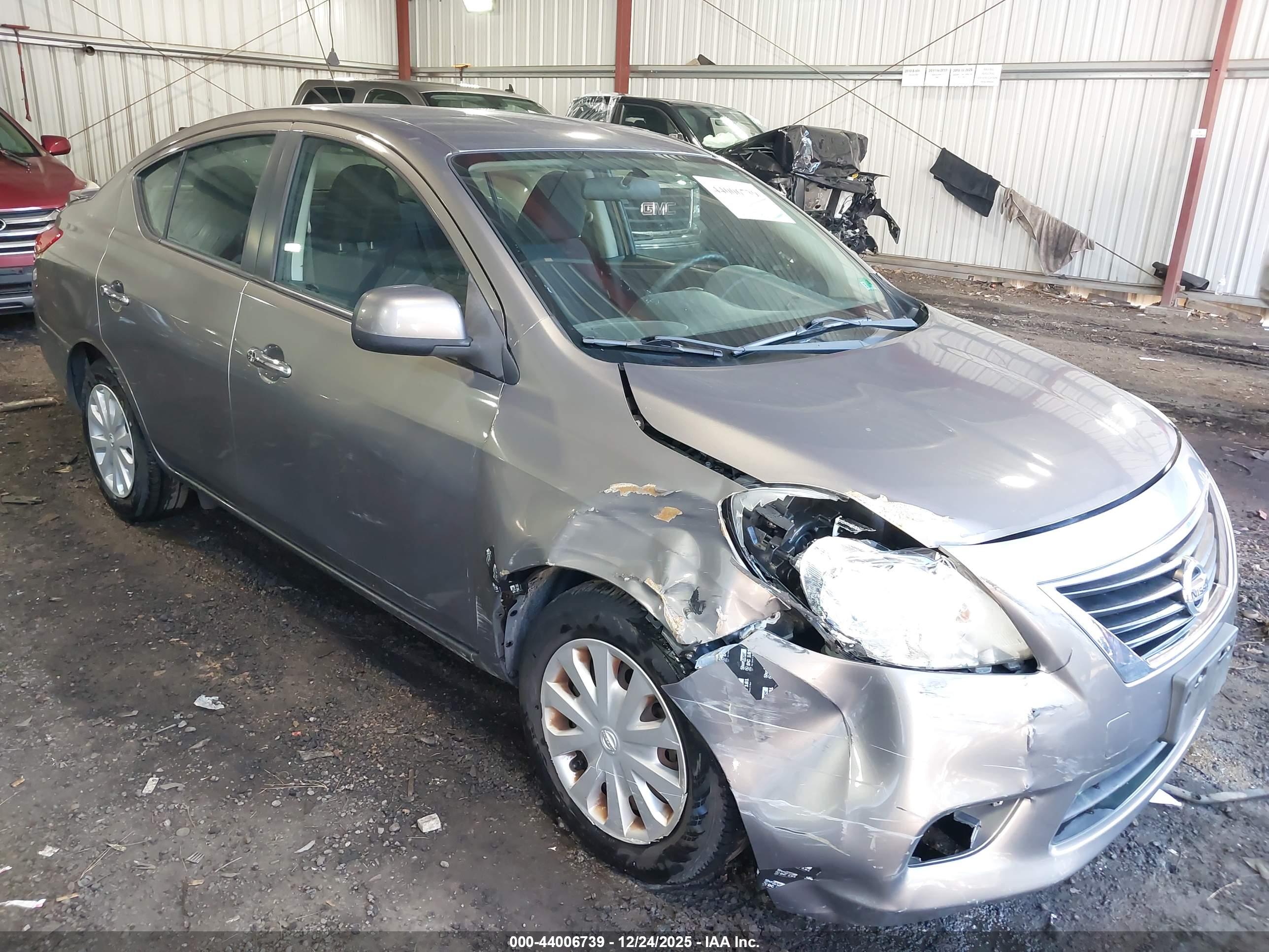 NISSAN VERSA image 6
