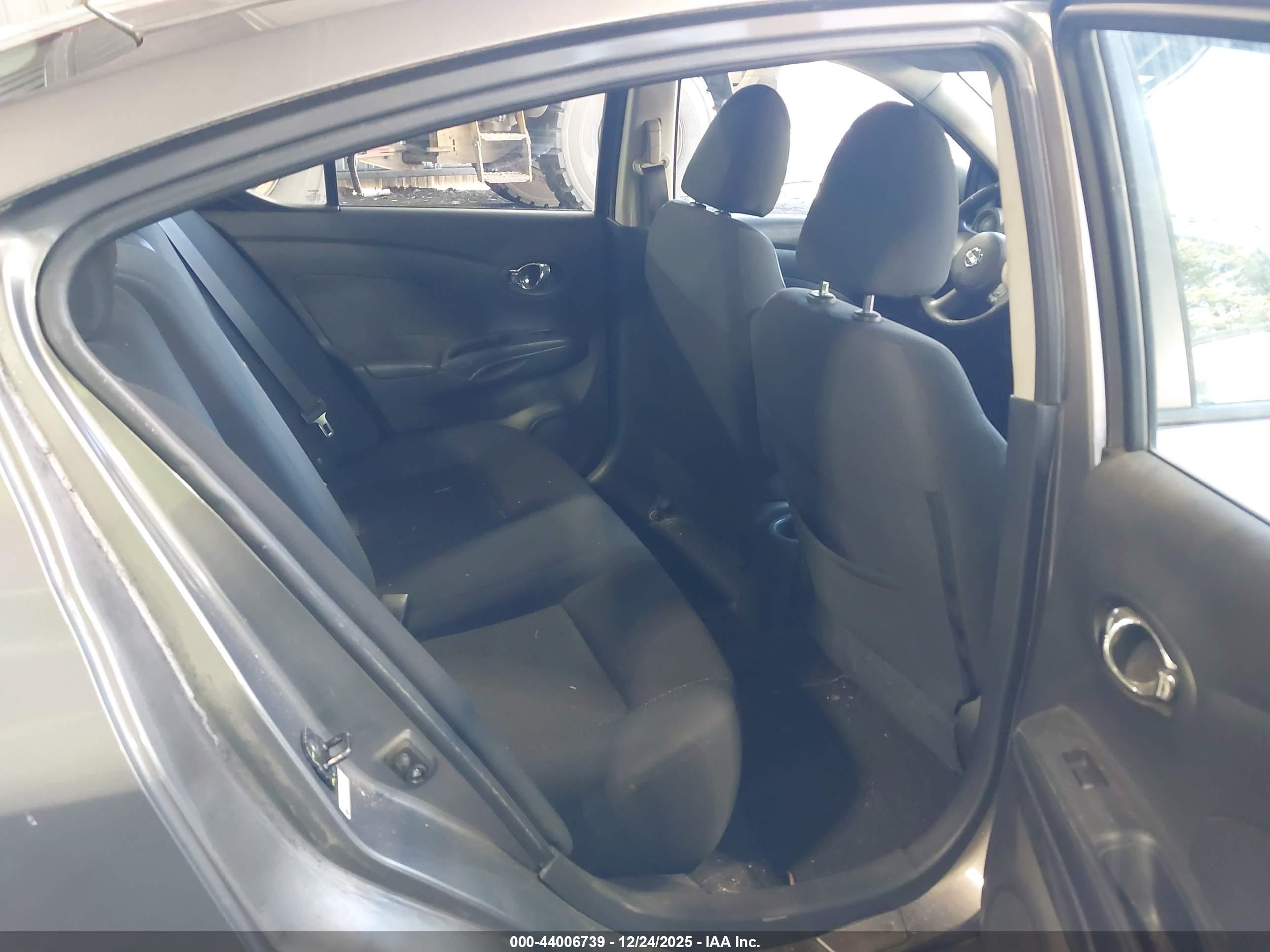 NISSAN VERSA image 8
