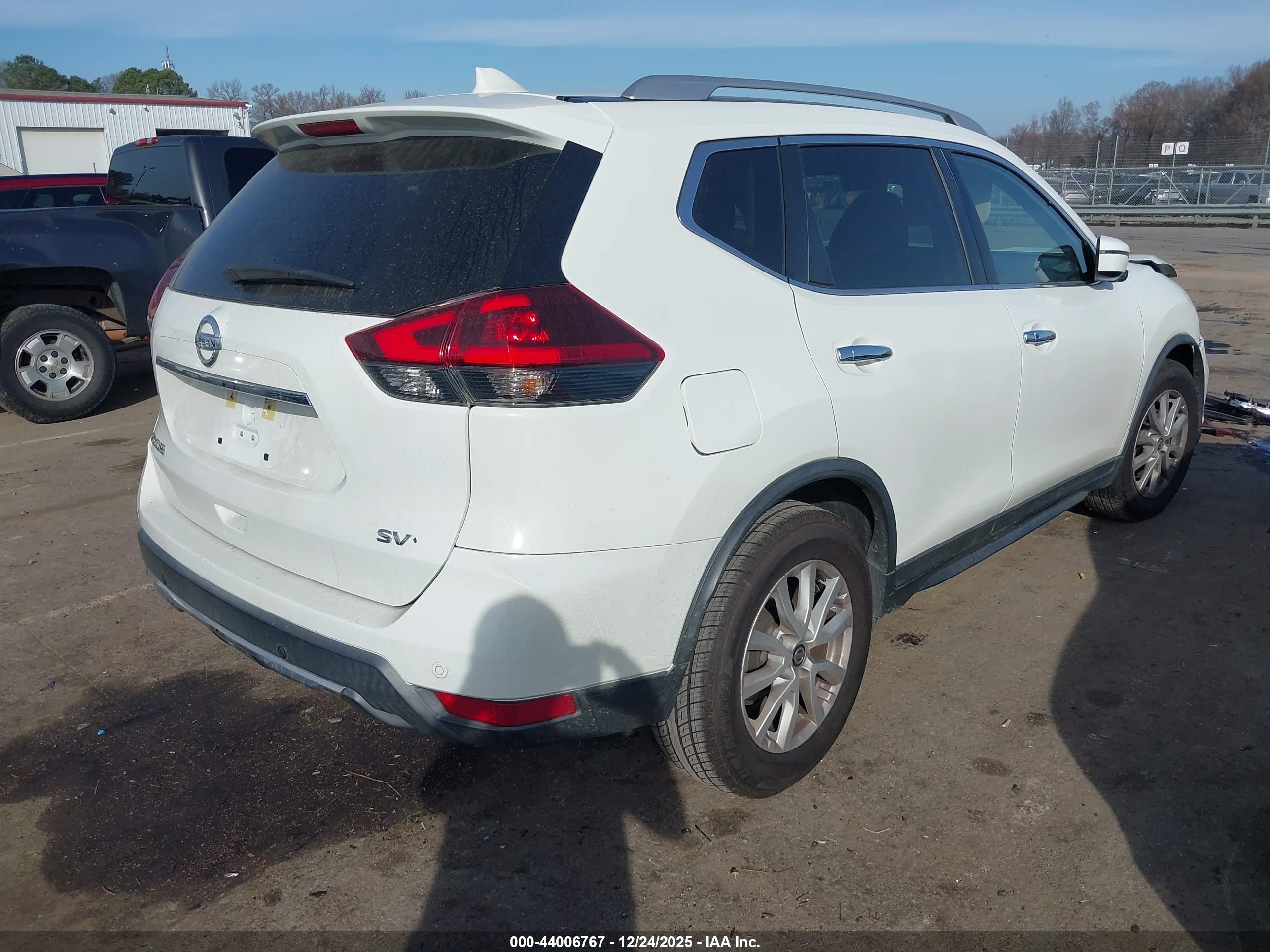 NISSAN ROGUE image 4