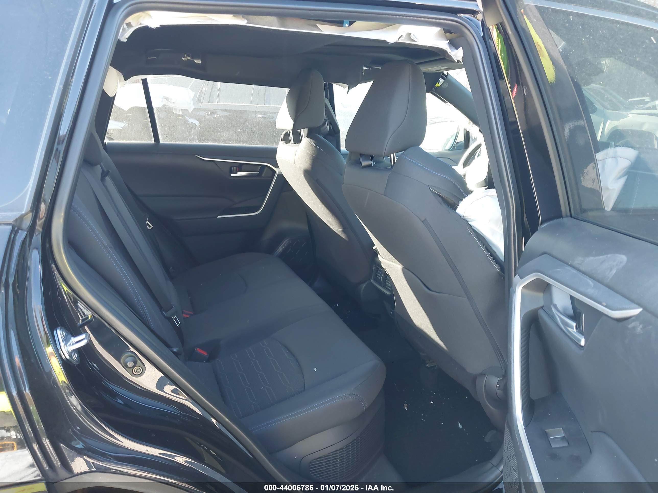 TOYOTA RAV4 image 8