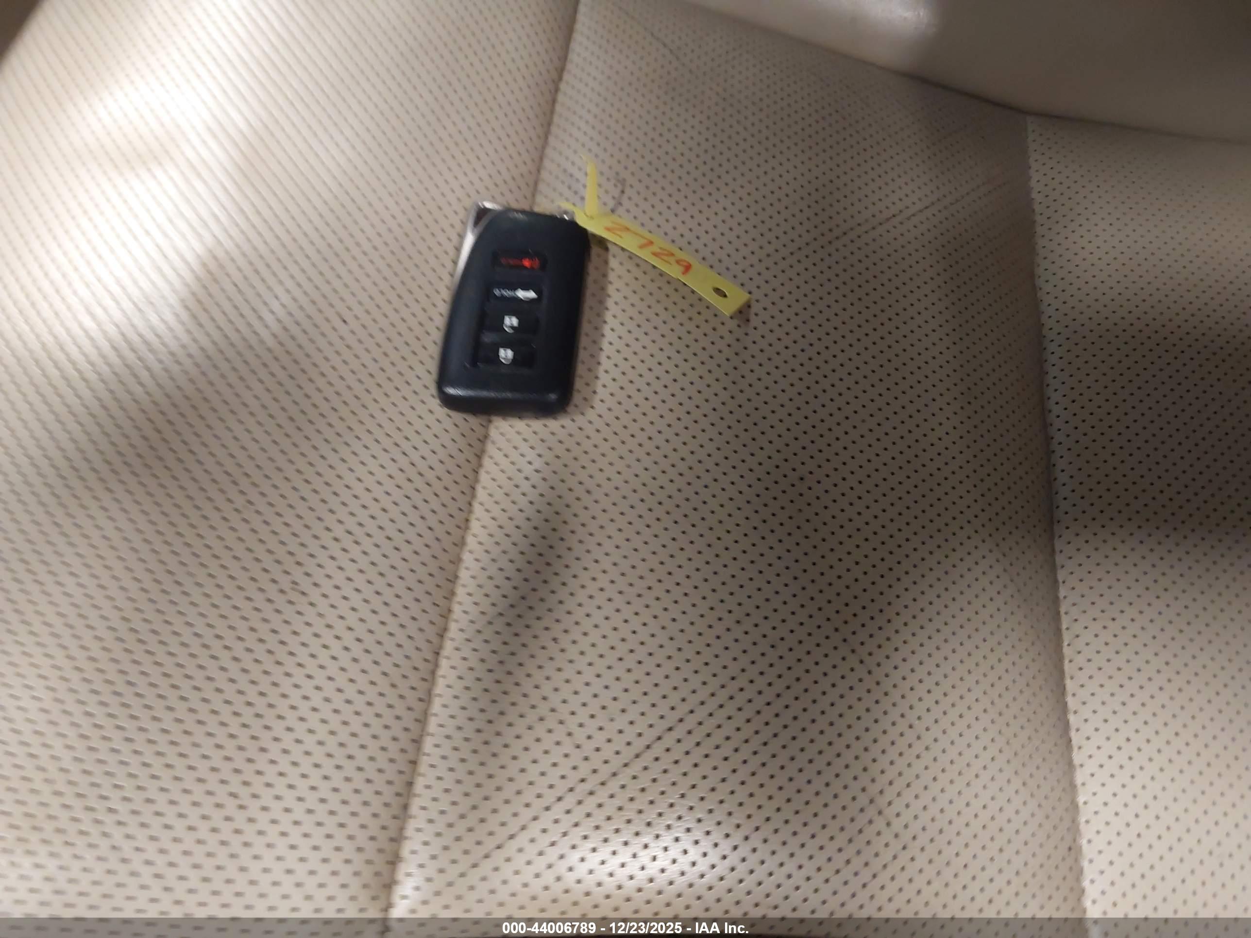 LEXUS ES image 11