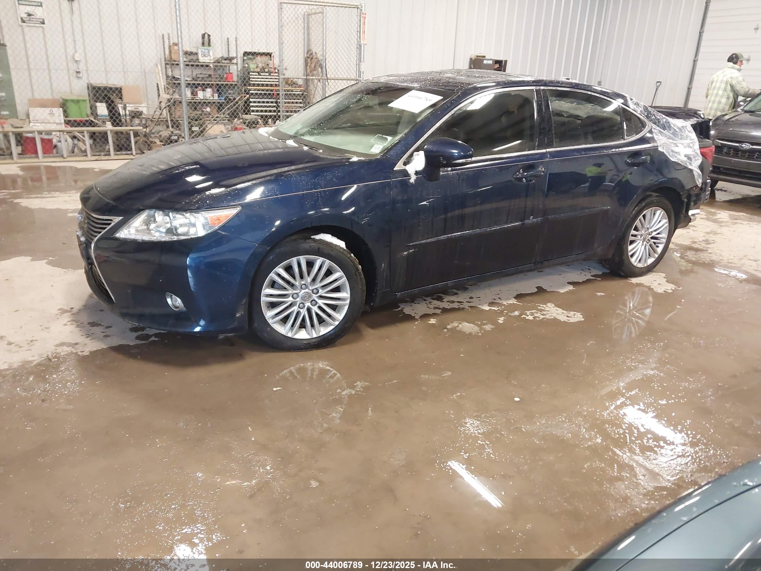 LEXUS ES image 2