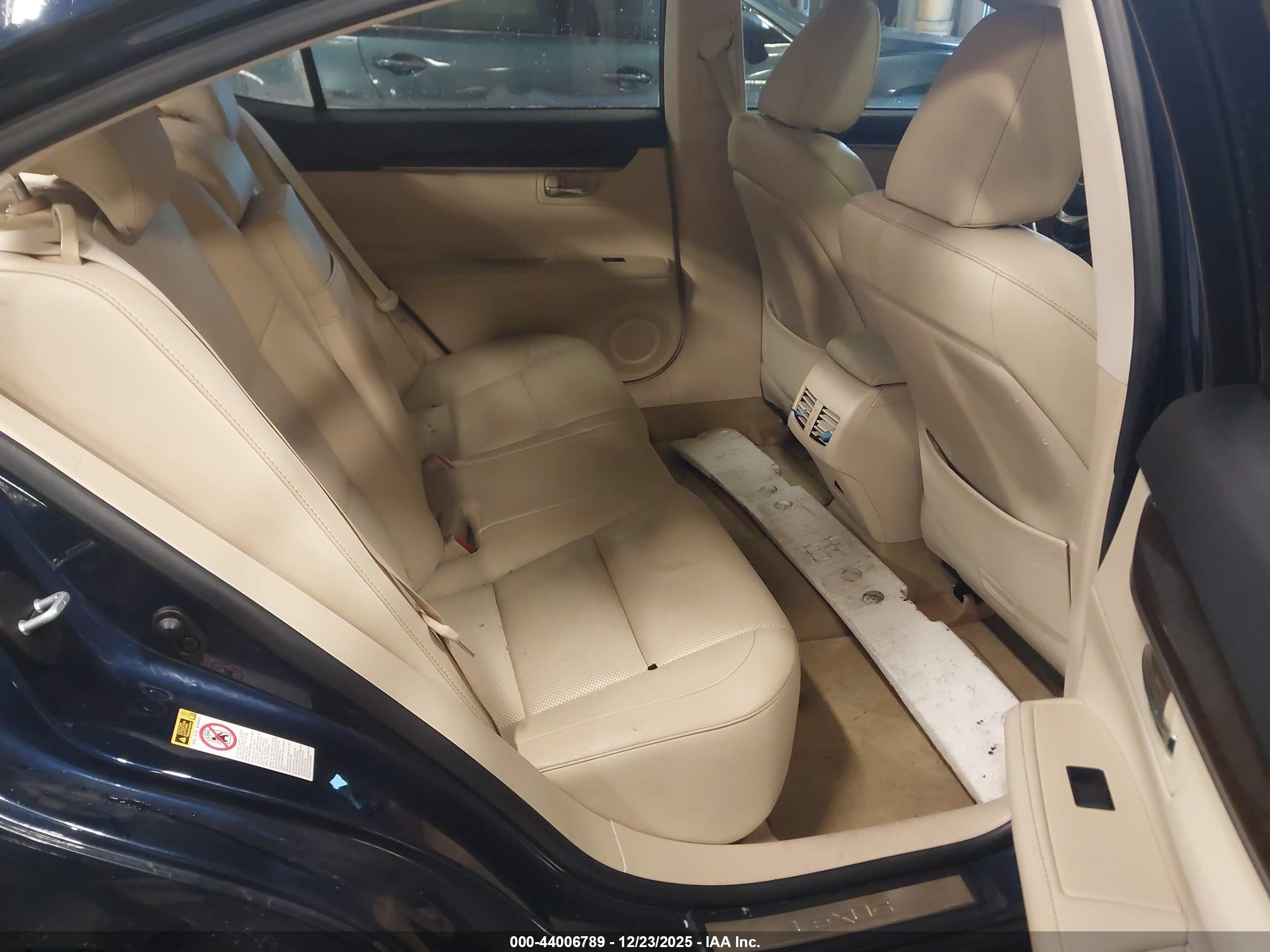 LEXUS ES image 8