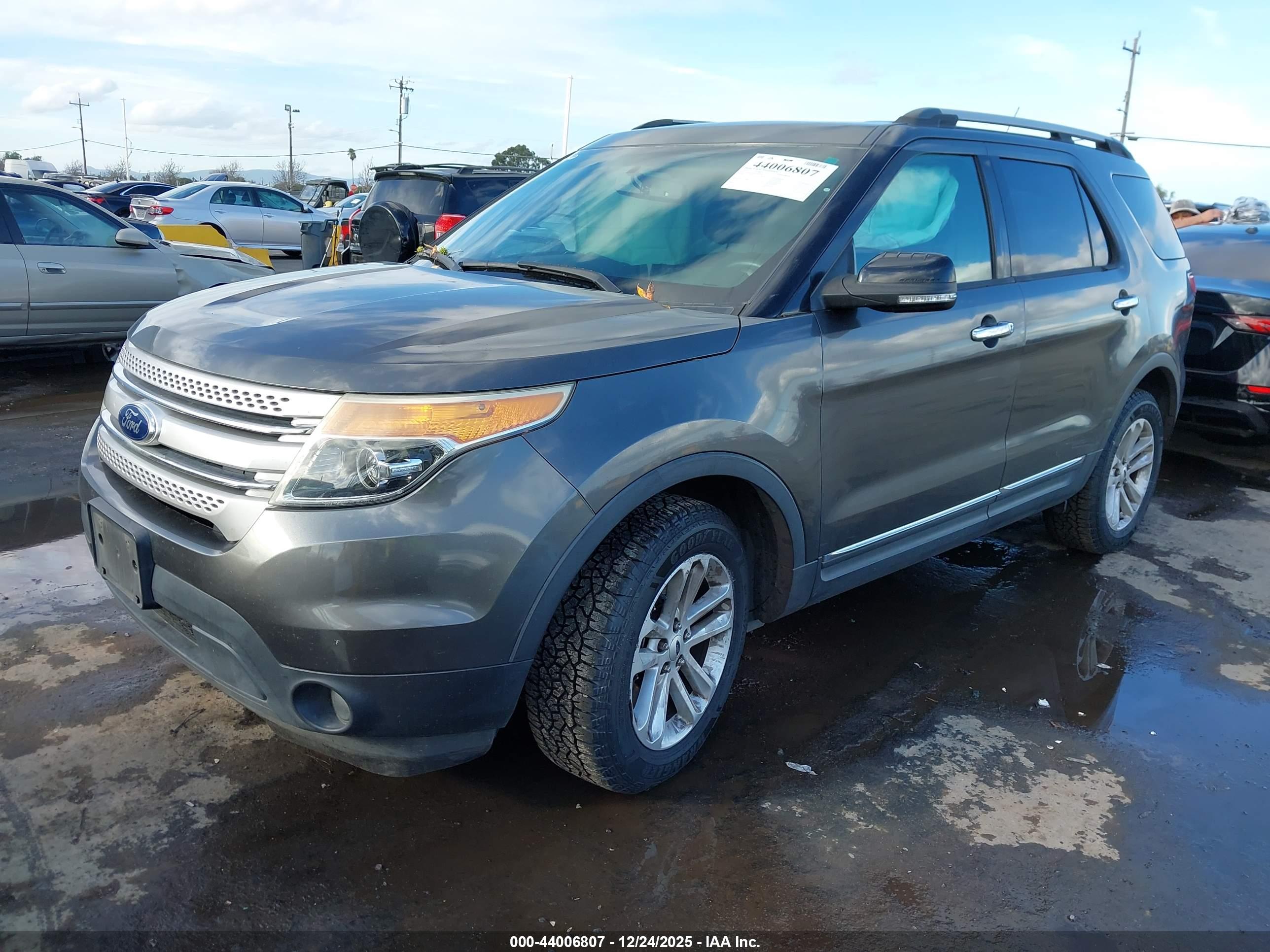 FORD EXPLORER image 2