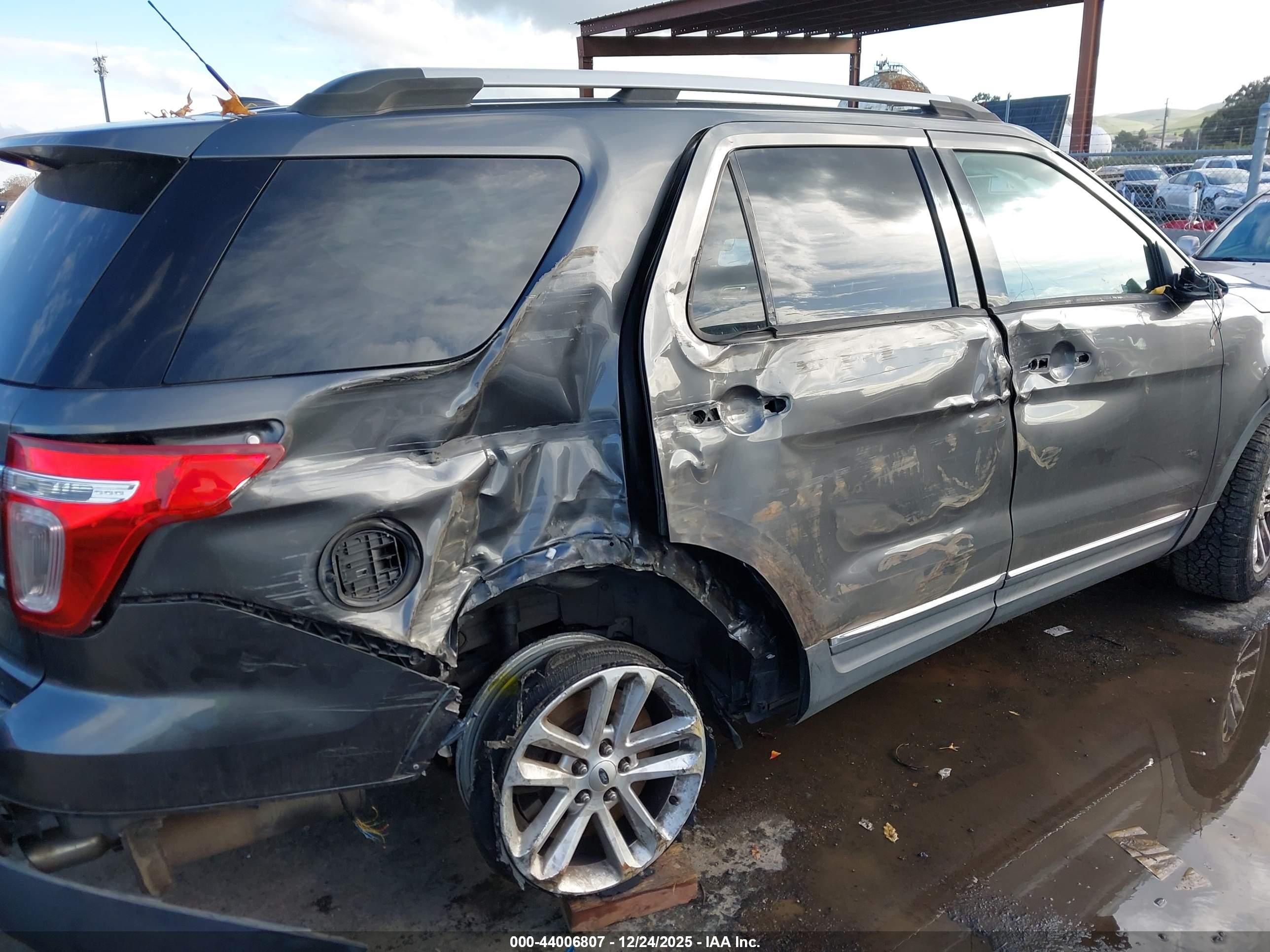 FORD EXPLORER image 6
