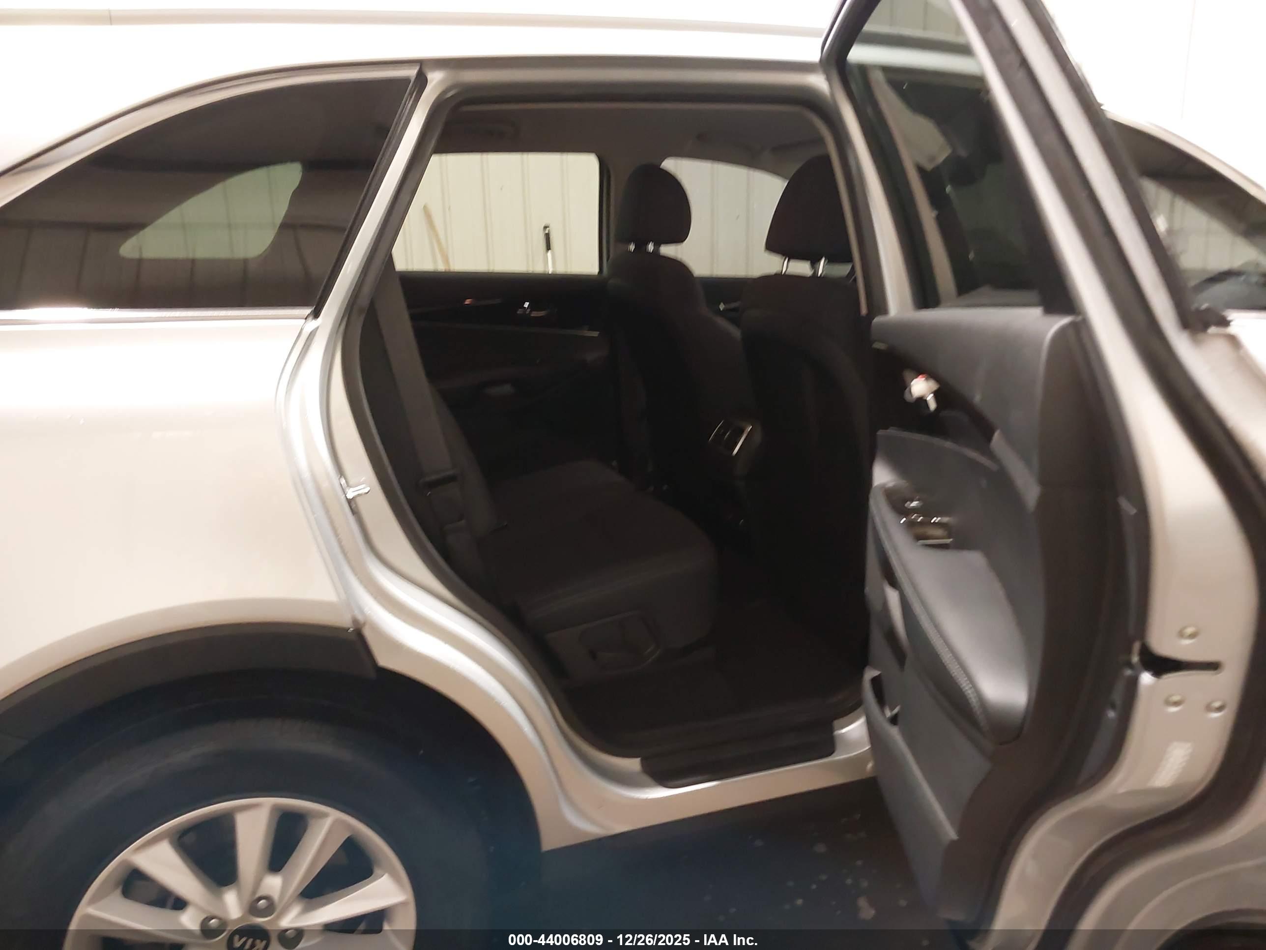 KIA SORENTO image 8
