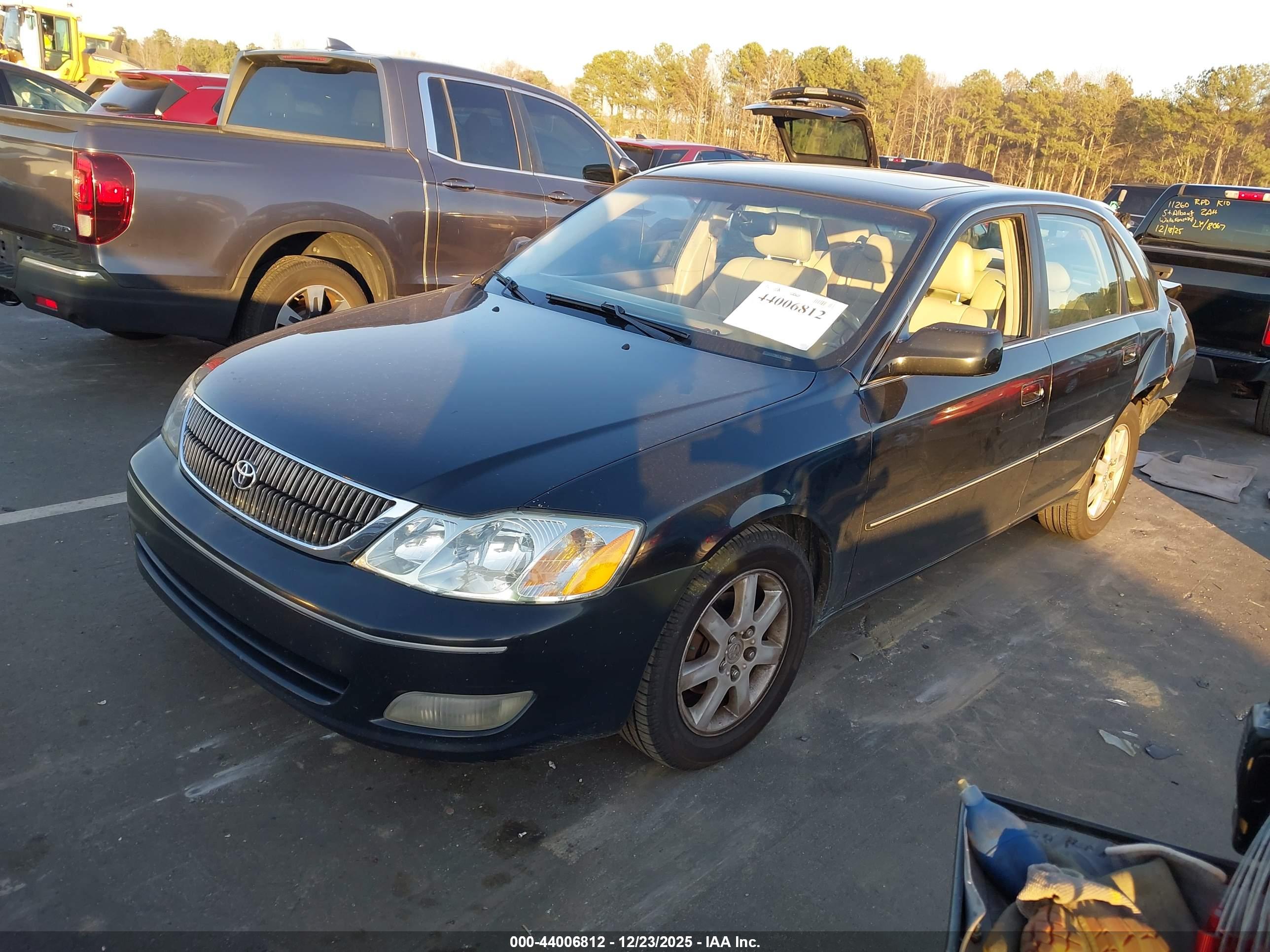TOYOTA AVALON image 2