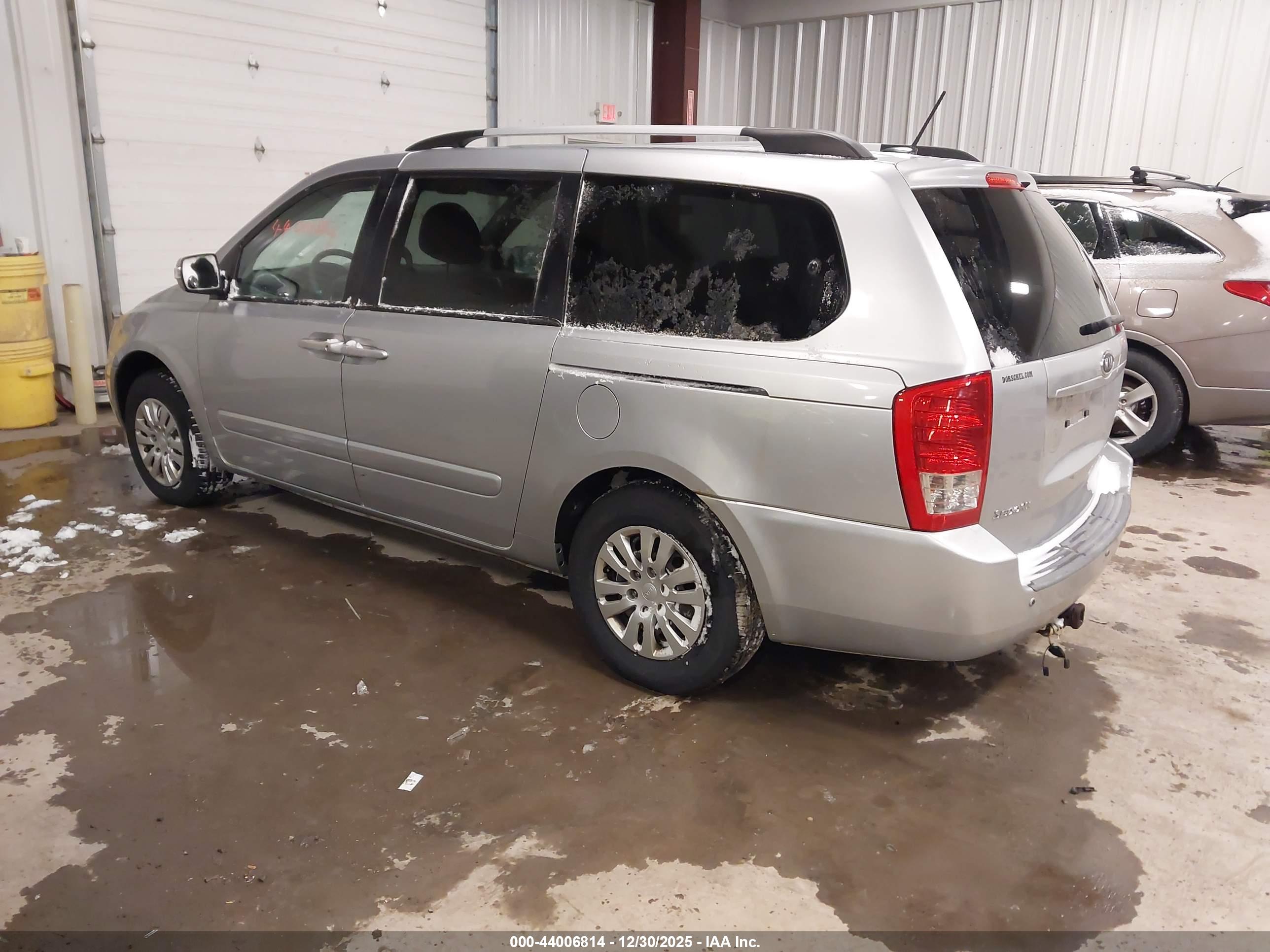 KIA SEDONA image 3