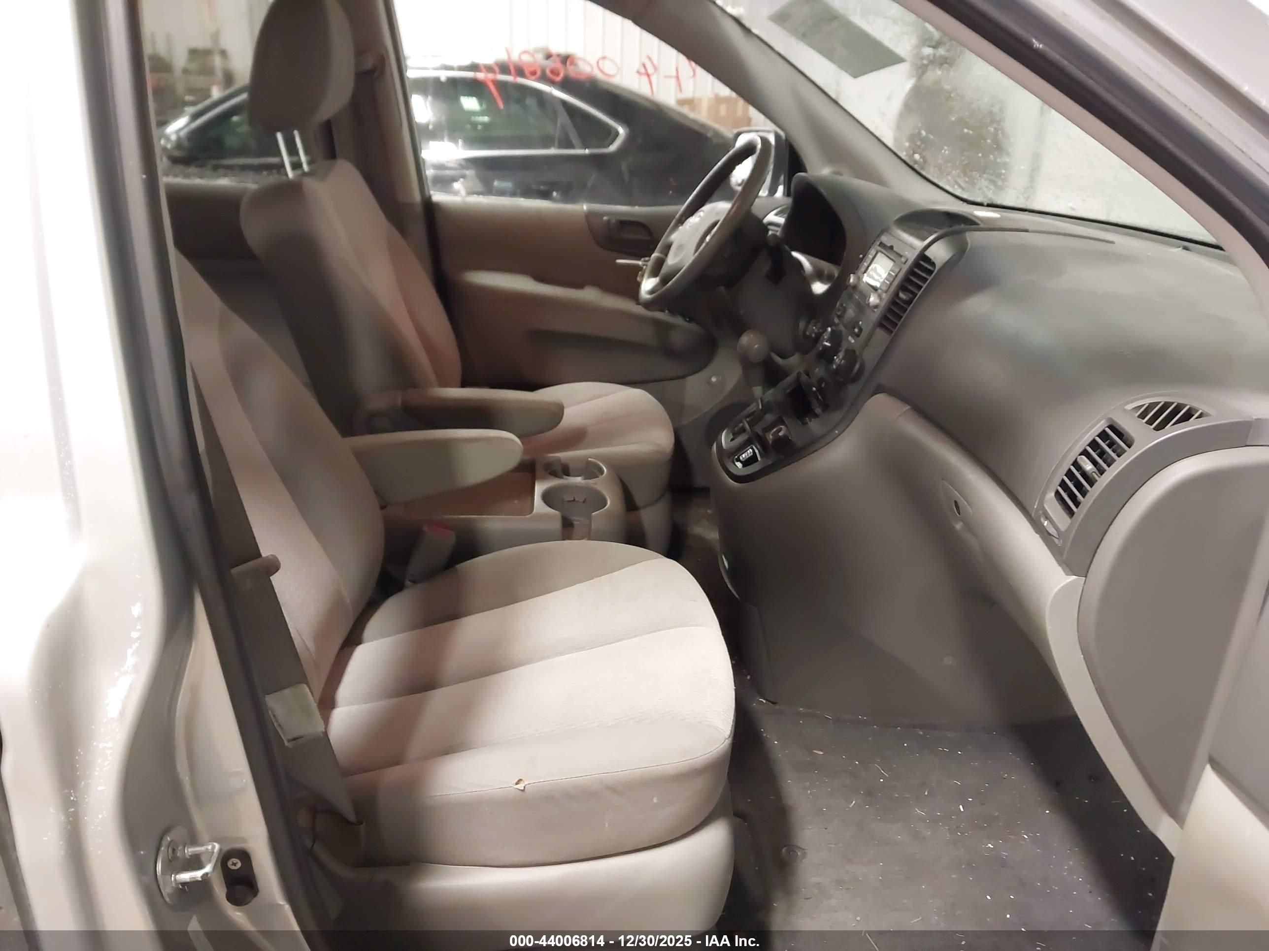 KIA SEDONA image 5