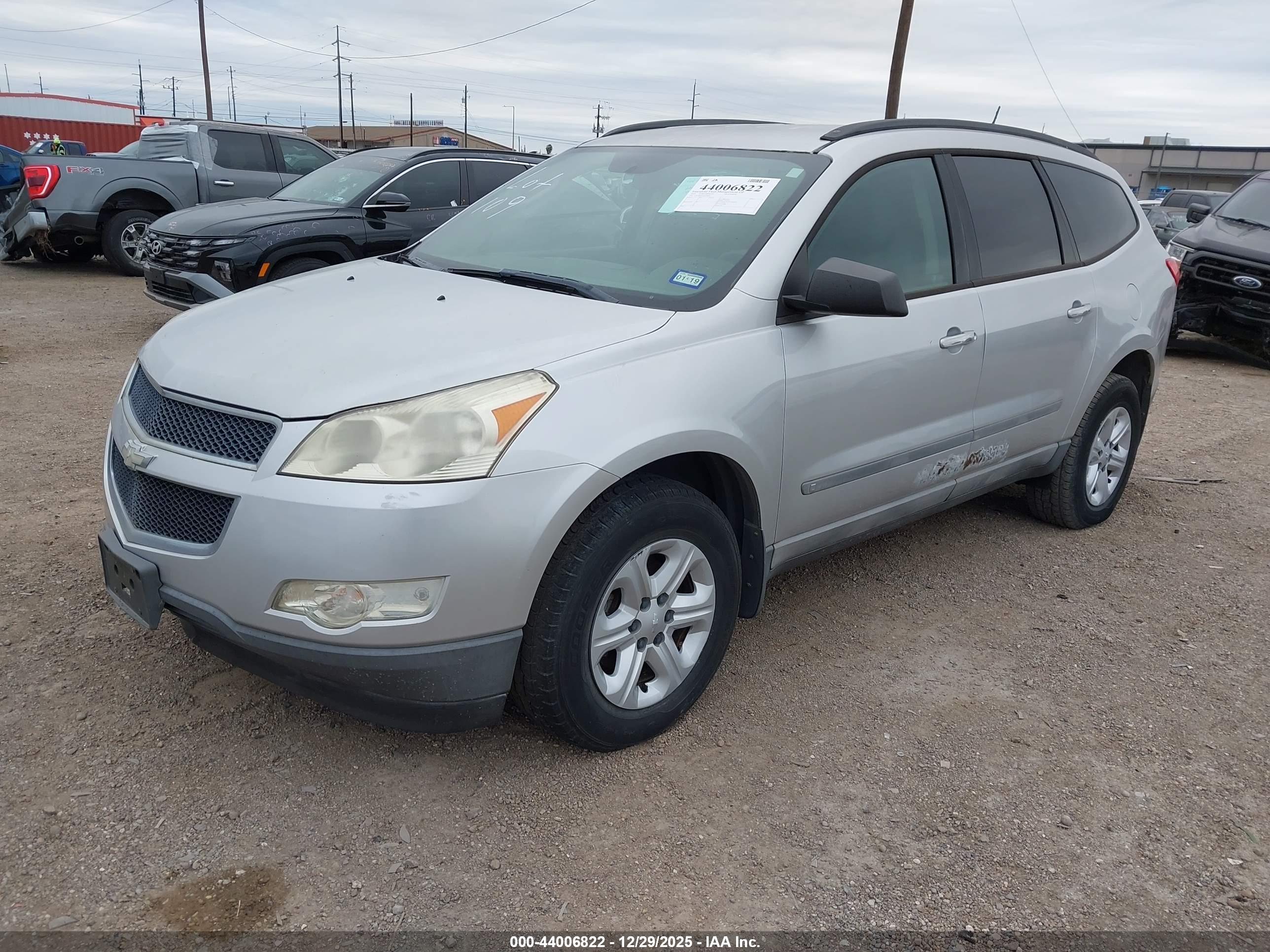 CHEVROLET TRAVERSE image 2