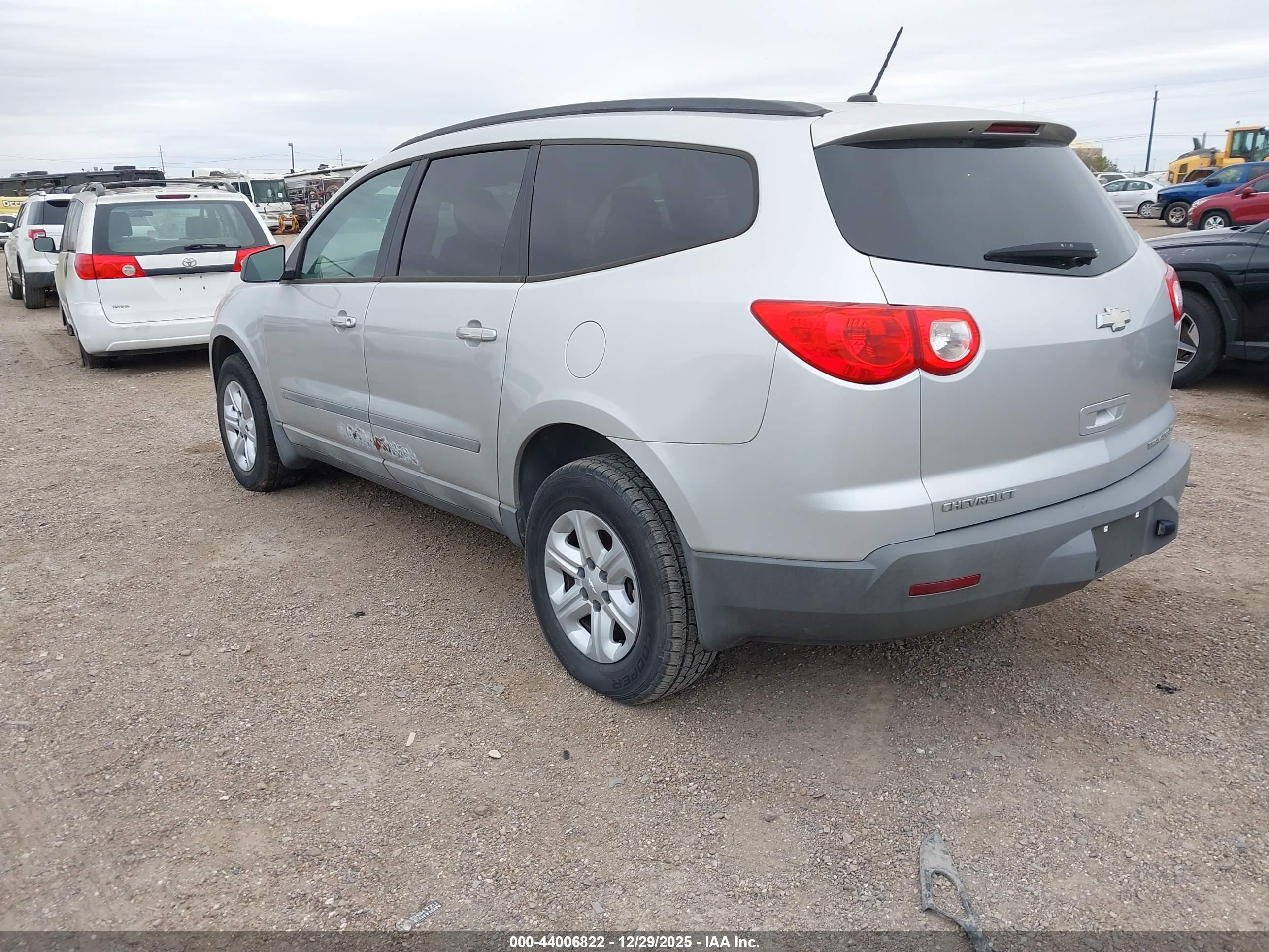 CHEVROLET TRAVERSE image 3