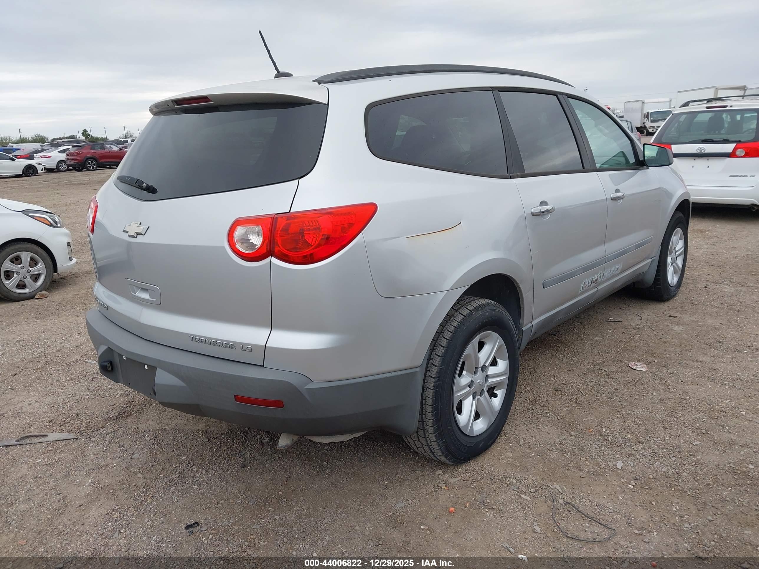 CHEVROLET TRAVERSE image 4