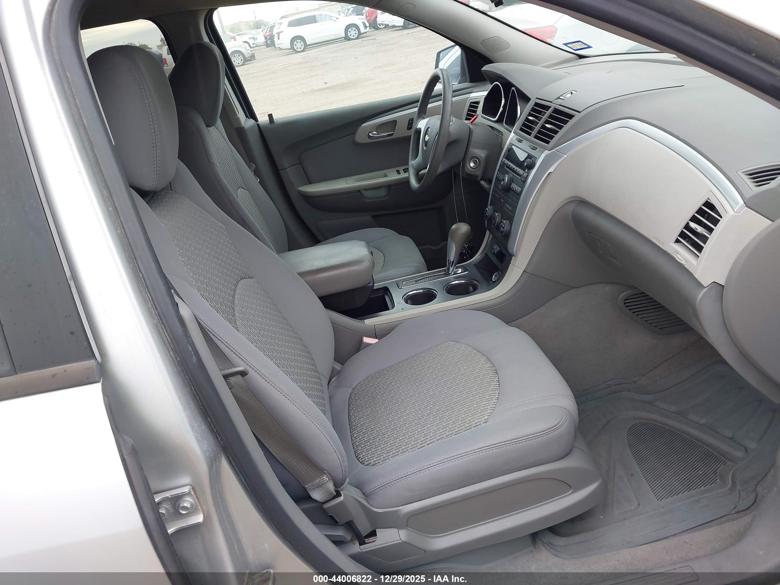 CHEVROLET TRAVERSE image 5