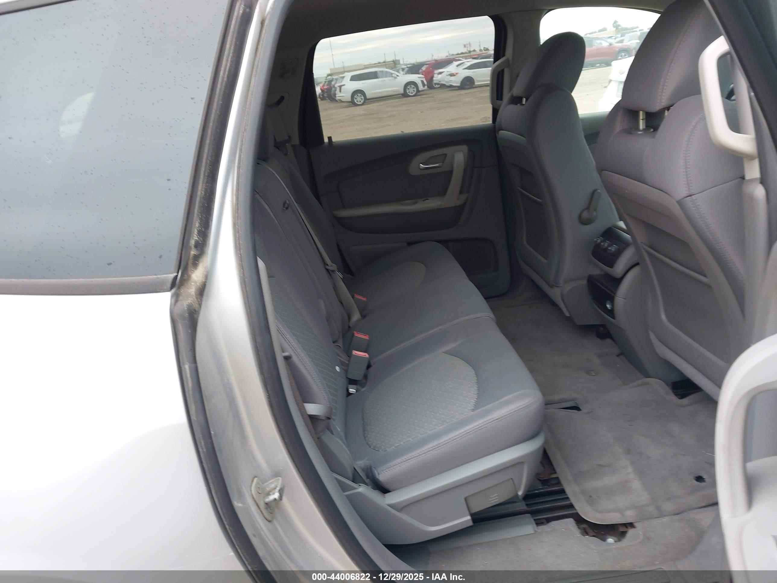 CHEVROLET TRAVERSE image 8